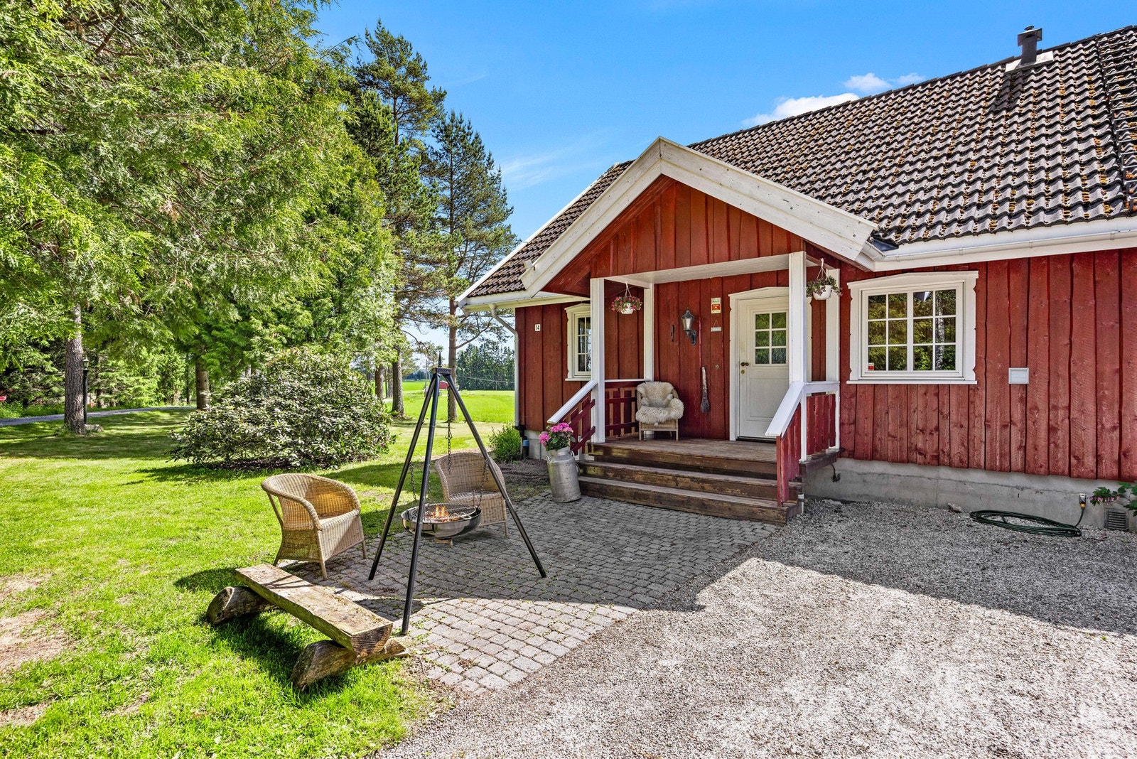 Her får du en bolig med god plass både inne og ute, omgitt av naturskjønne omgivelser og med flotte turmuligheter rett utenfor døren. Galleribilde