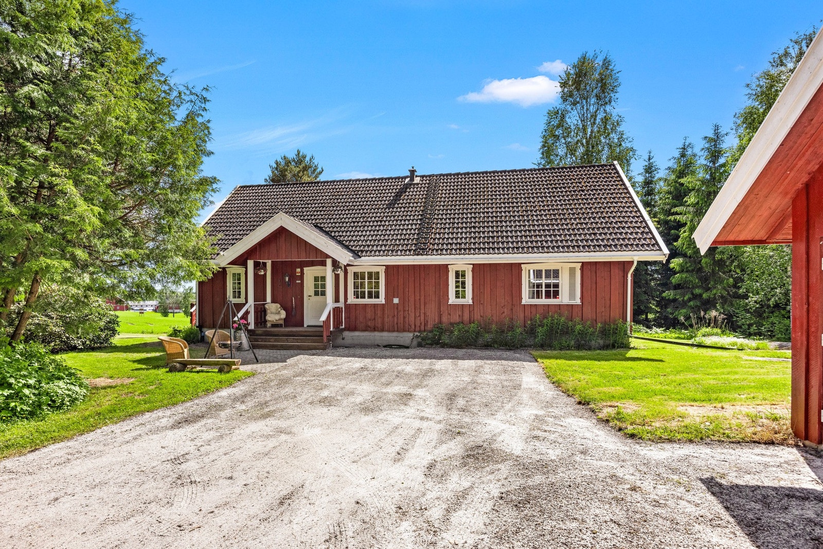 Den gruslagte gårdsplassen gir gode parkeringsmuligheter. Galleribilde