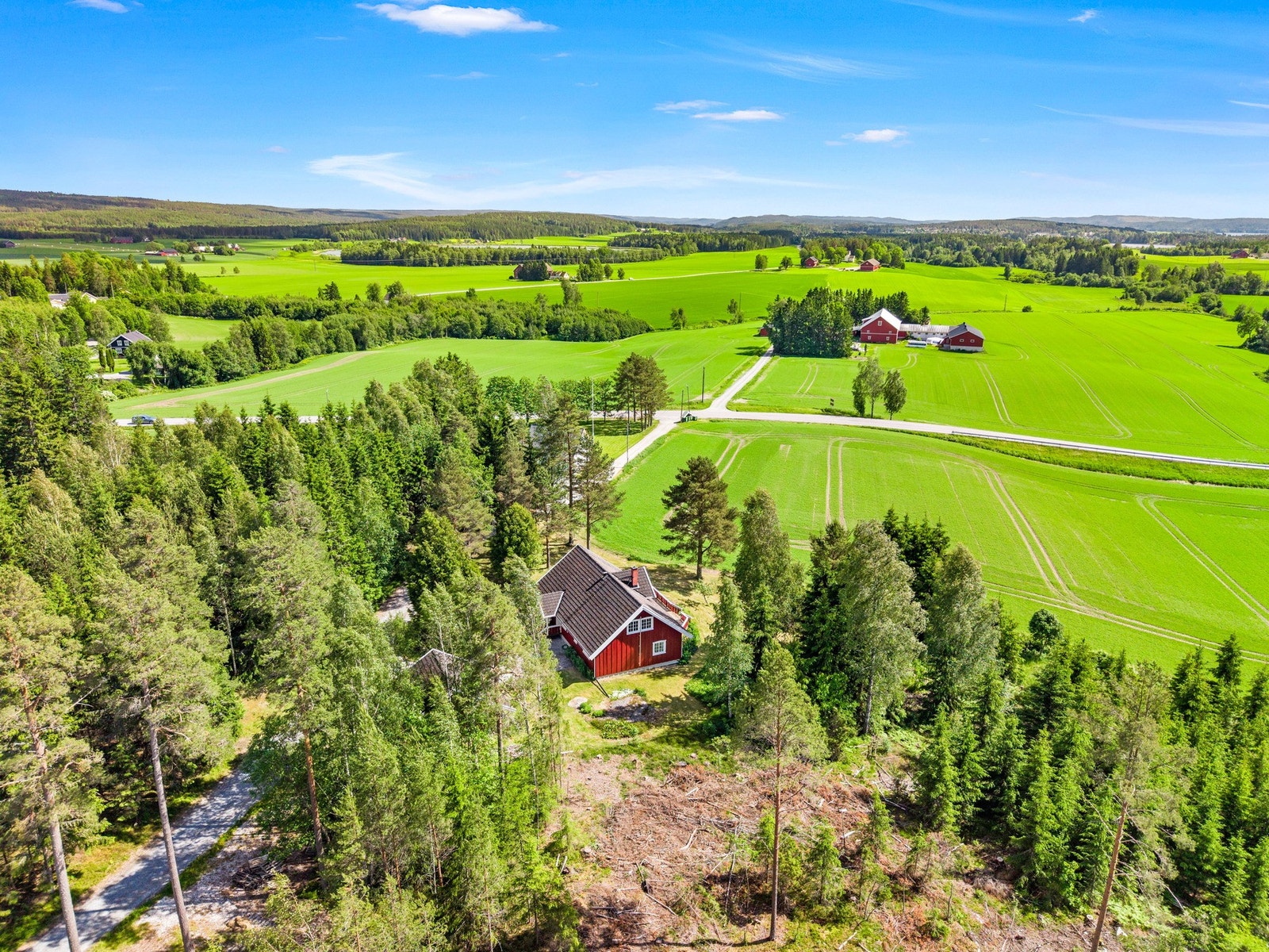 Med skog og mark i umiddelbar nærhet ligger forholdene godt til rette for både gåturer, løpeturer, sykkelturer og friluftsliv året rundt. Galleribilde