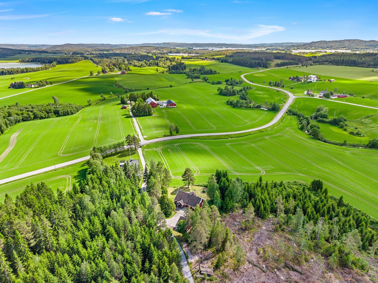 Boligen ligger helt i skogkanten med god avstand til hovedvei, perfekt for barnefamilien. Galleribilde