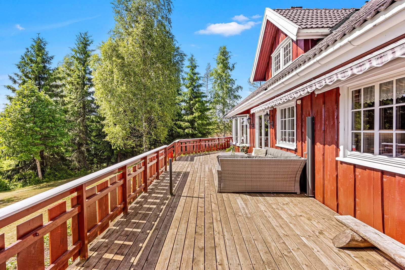 Den generøse størrelsen gjør det enkelt å samle familie og venner til sosiale sammenkomster gjennom sommerhalvåret. Galleribilde