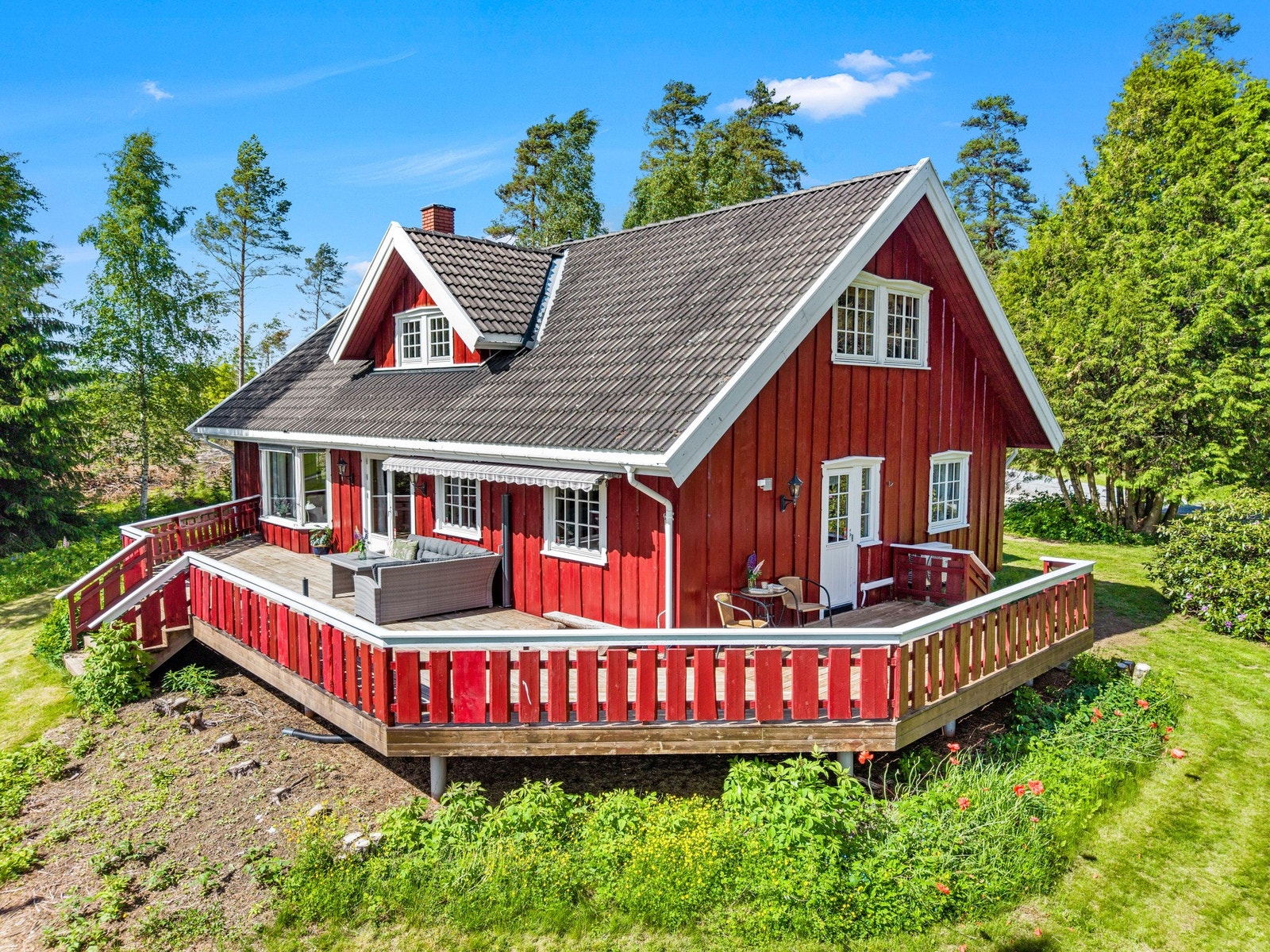 En innholdsrik enebolig med landlig og fredelig beliggenhet, ca. 4 kilometer utenfor Hemnes sentrum. Galleribilde