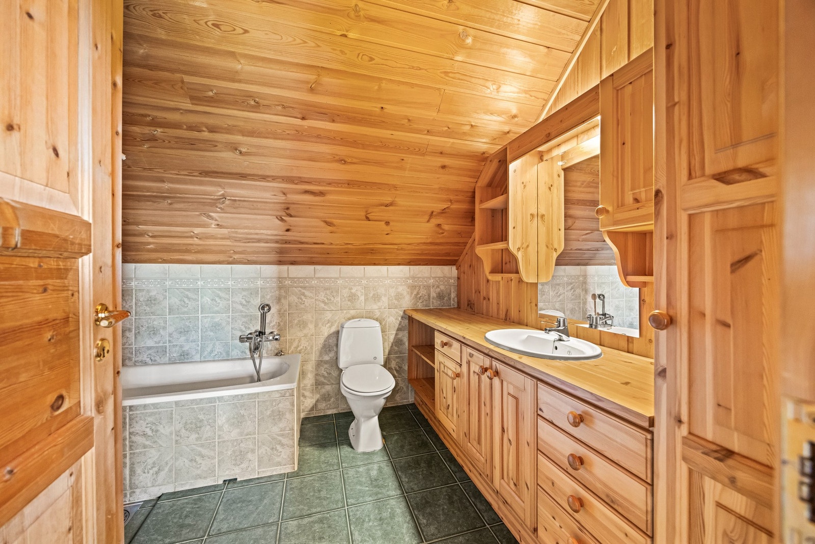 Badet i andre etasje har en praktisk utforming og er innredet med både dusj, badekar og toalett. Galleribilde