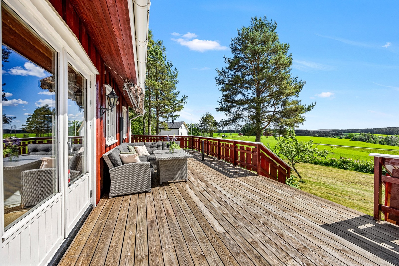 Fra stuen er det utgang til en herlig terrasse på ca. 60 m² som strekker seg langs boligens fasade. Galleribilde