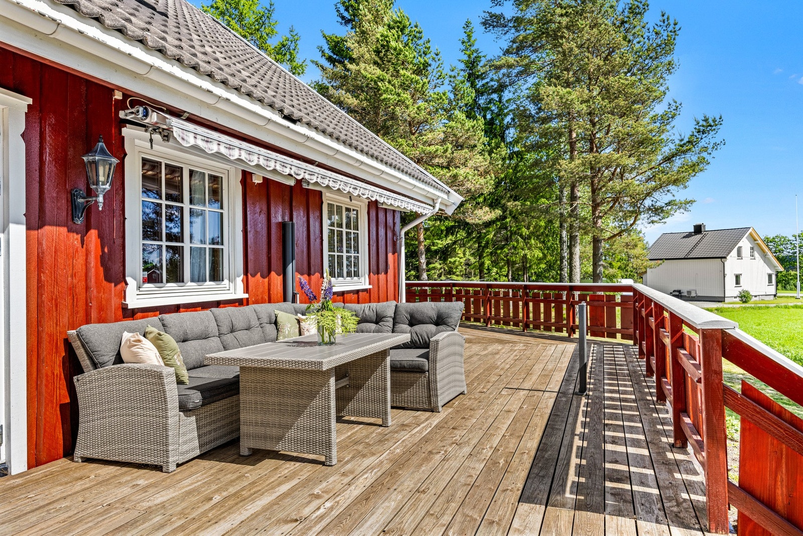 Terrassen gir svært gode møbleringsmuligheter med god plass til både spisegruppe, loungesone, grill og øvrig utemøblement. Galleribilde