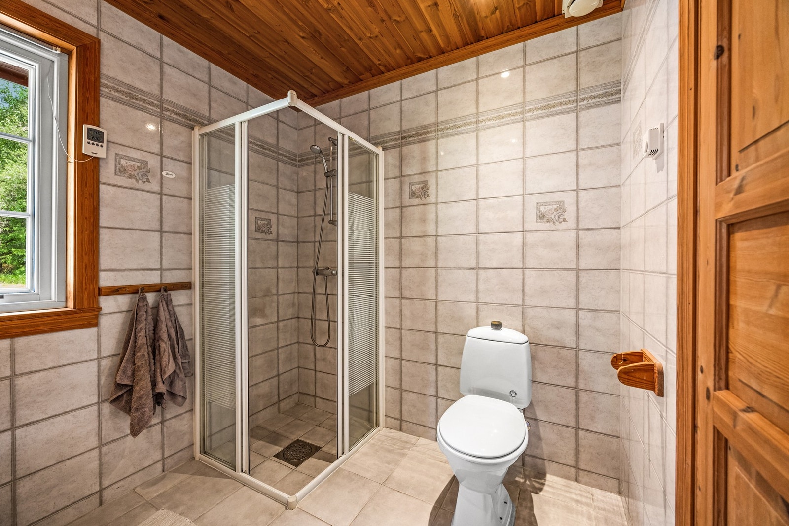 Badet er videre utstyrt med gulvmontert toalett og dusjnisje med dusjdører. Galleribilde