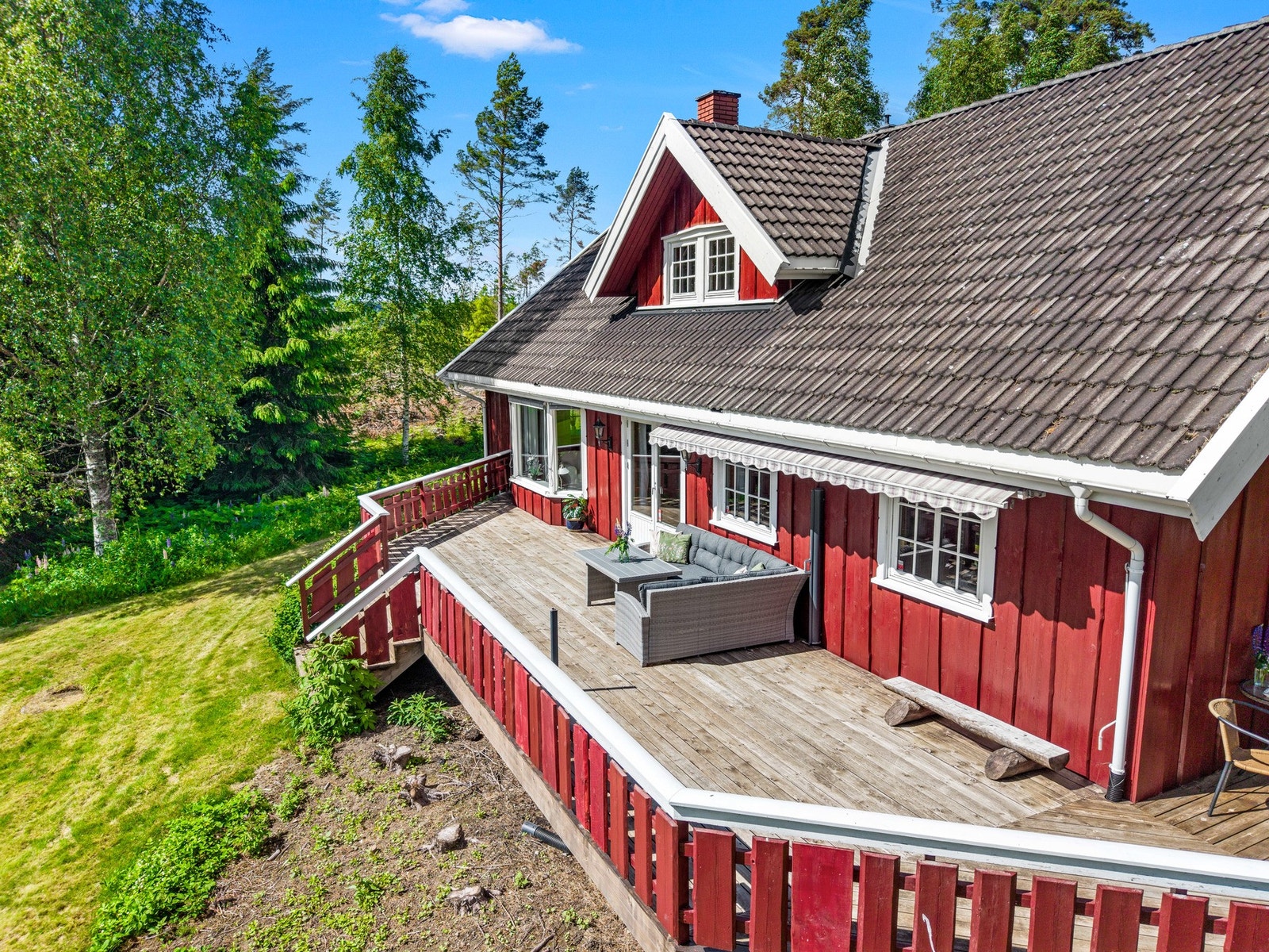 Eiendommen ligger flott til på en romslig tomt omgitt av skog, jorder og landlige omgivelser. Galleribilde