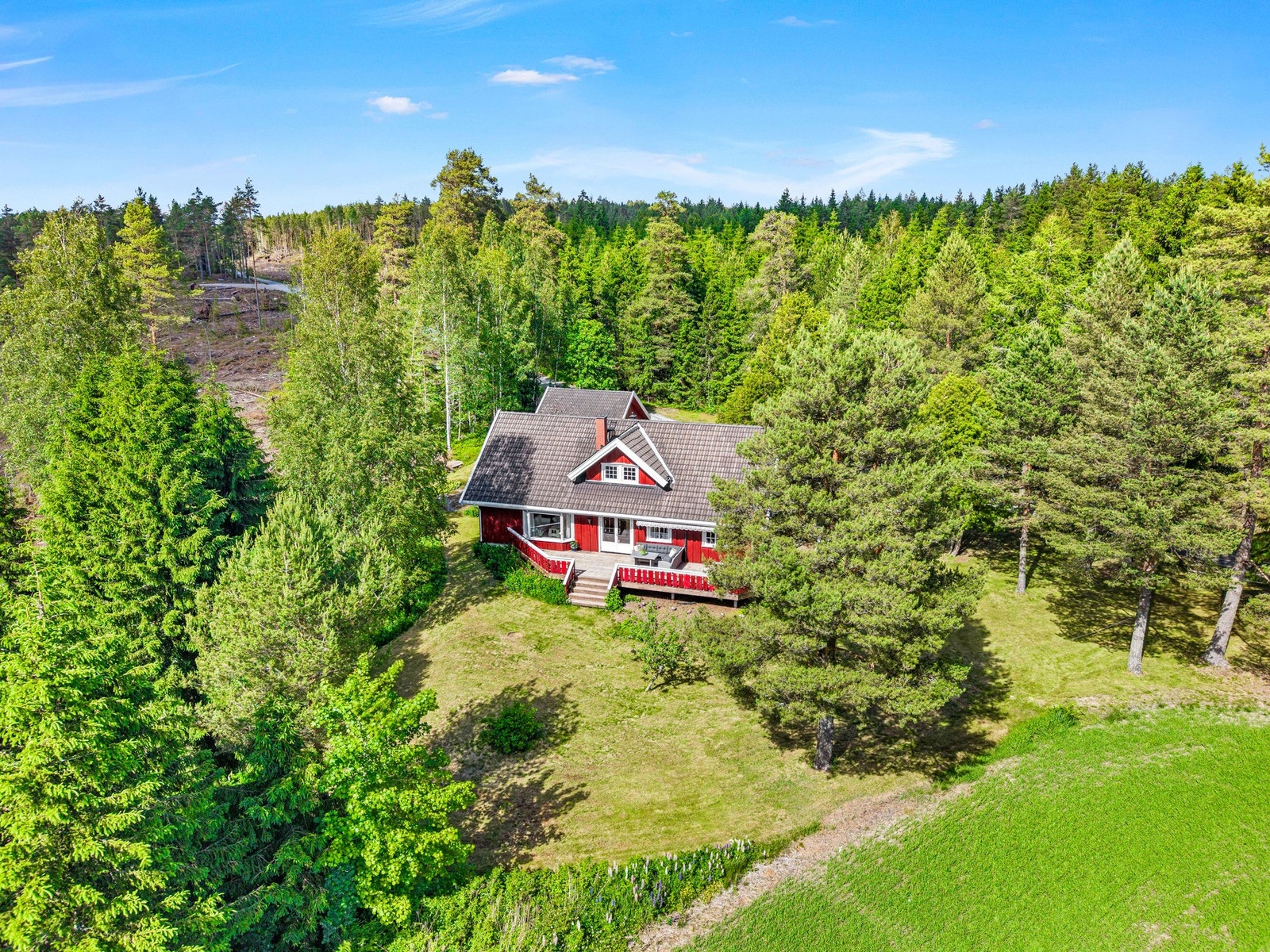 Eiendommen fremstår som en liten oase hvor man kan nyte stillheten og nærheten til naturen samtidig som Hemnes sentrum kun er en kort kjøretur unna. Galleribilde