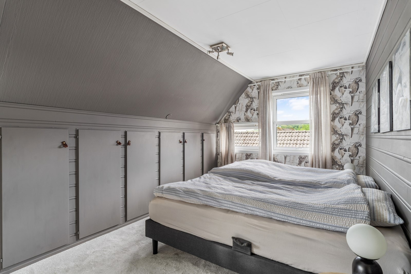 God plass til dobbeltseng og nattbord. Galleribilde