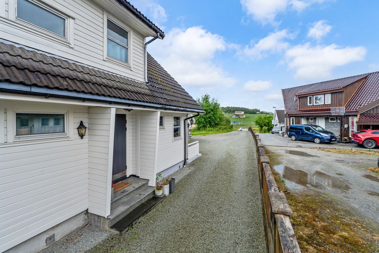 Boligen har en romslig, gruset gårdsplass. Galleribilde