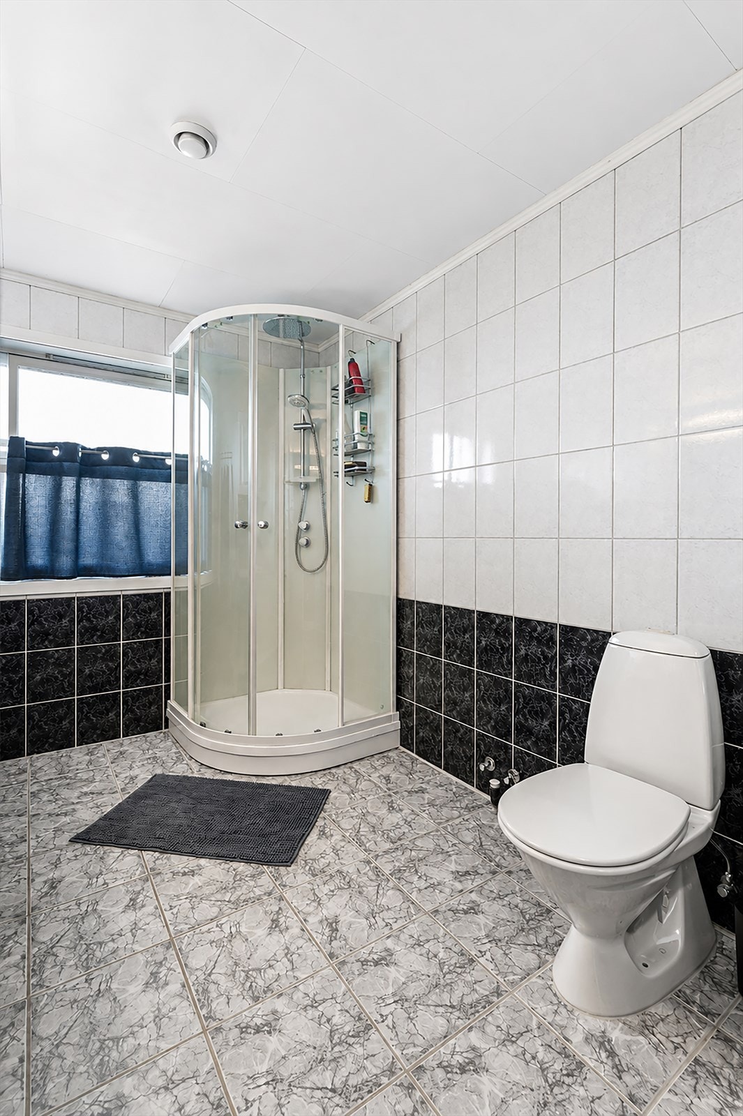 Badet i andre etasje er flislagt og utstyrt med toalett og dusjkabinett. Galleribilde