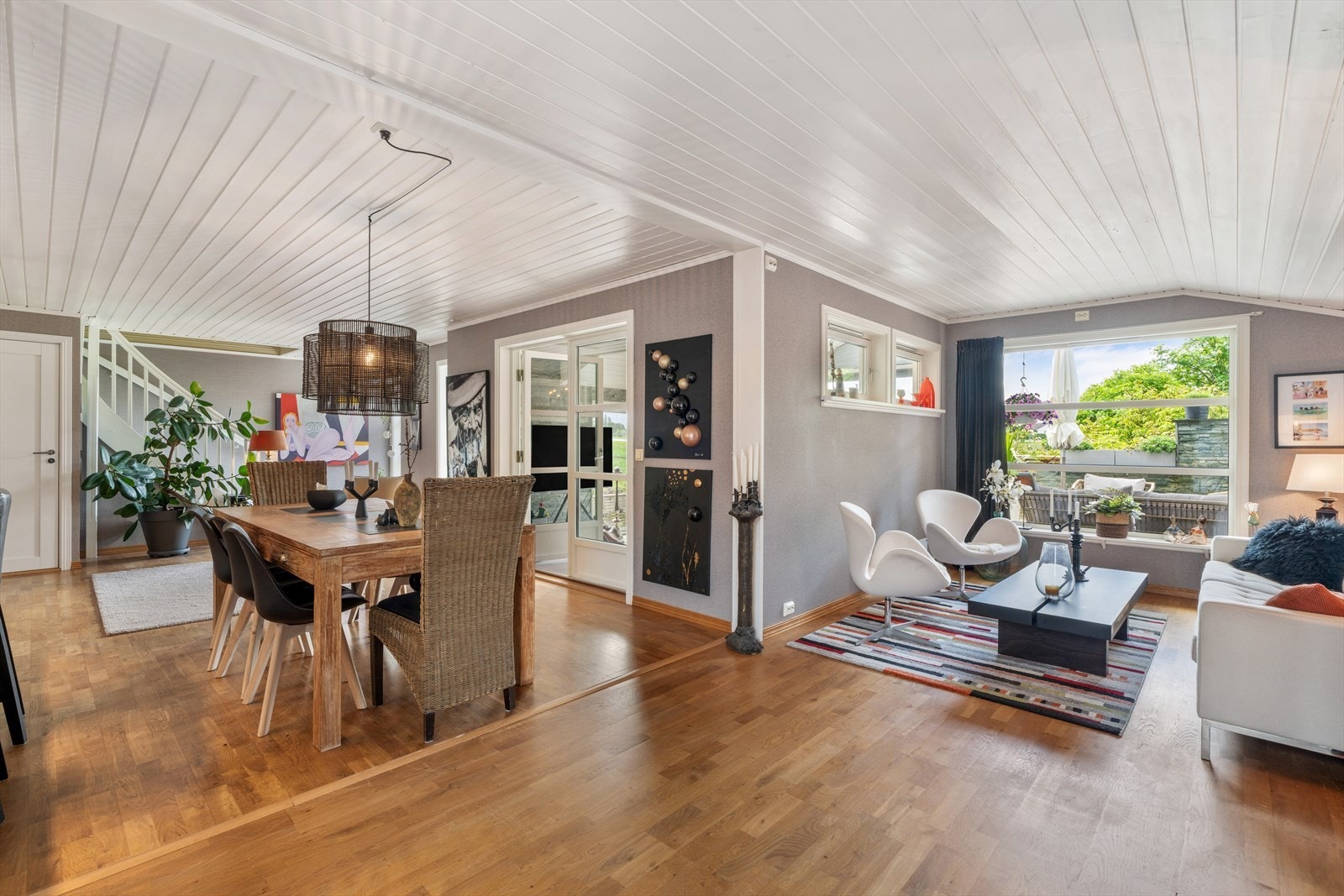 Første etasje har en åpen og sosial planløsning med god plass til både spisebord og sofagruppe. Galleribilde