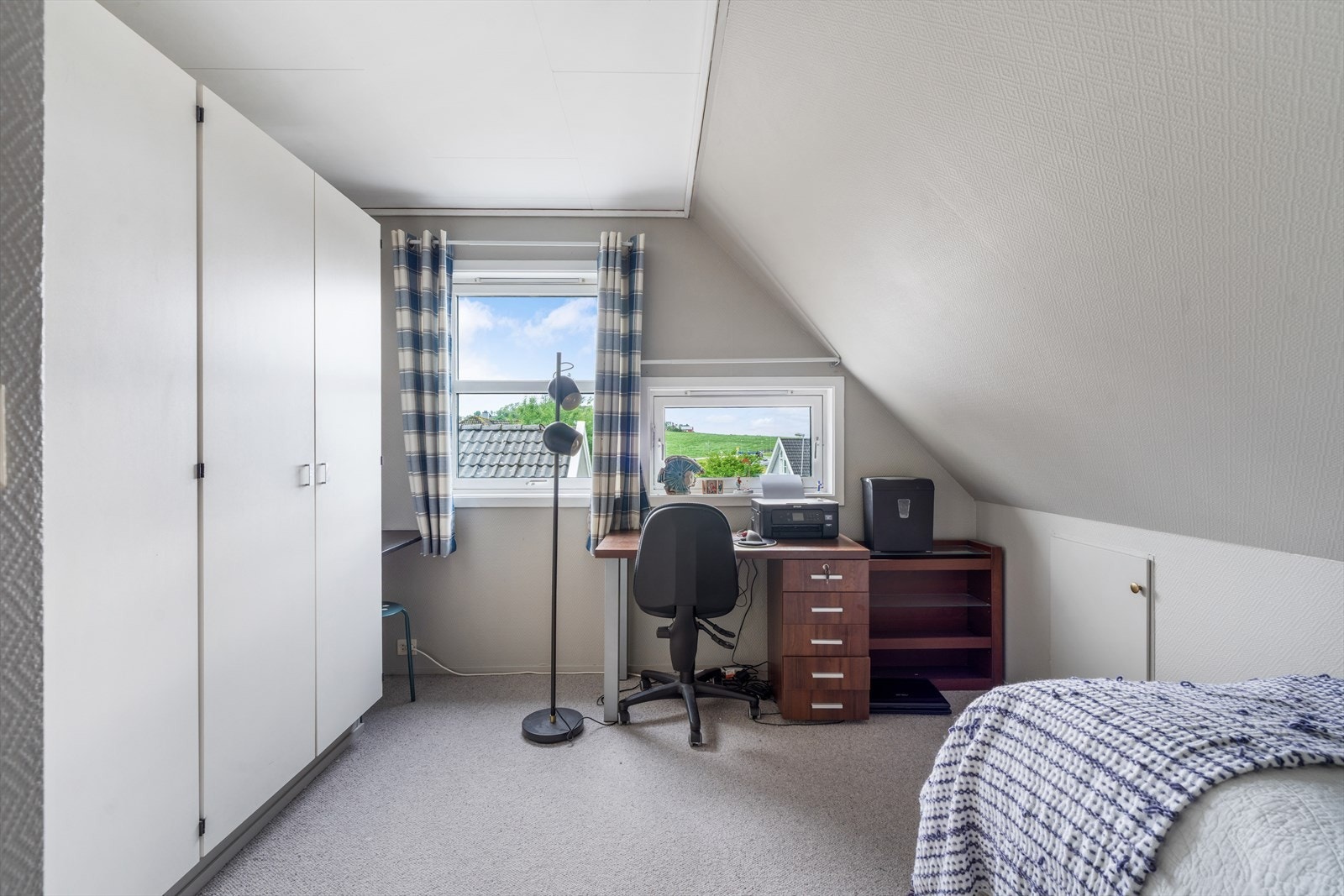 Rommet har plass til både seng, skrivepult og garderobeskap. Galleribilde