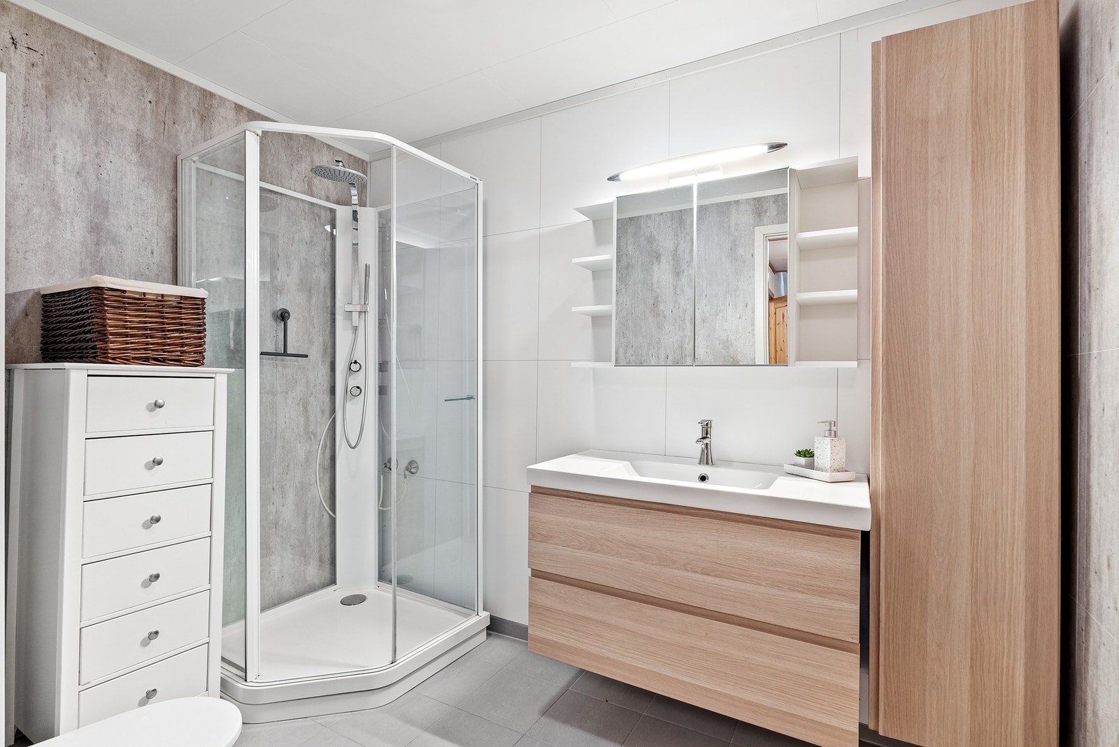 Badet i underetasjen er oppgradert med flislagt gulv med elektriske varmekabler og baderomsplater på veggene. Galleribilde