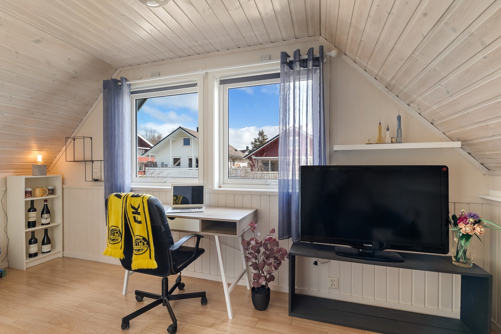 To av vinduene på loftet ble skiftet i 2019, noe som sikrer godt med lys. Galleribilde