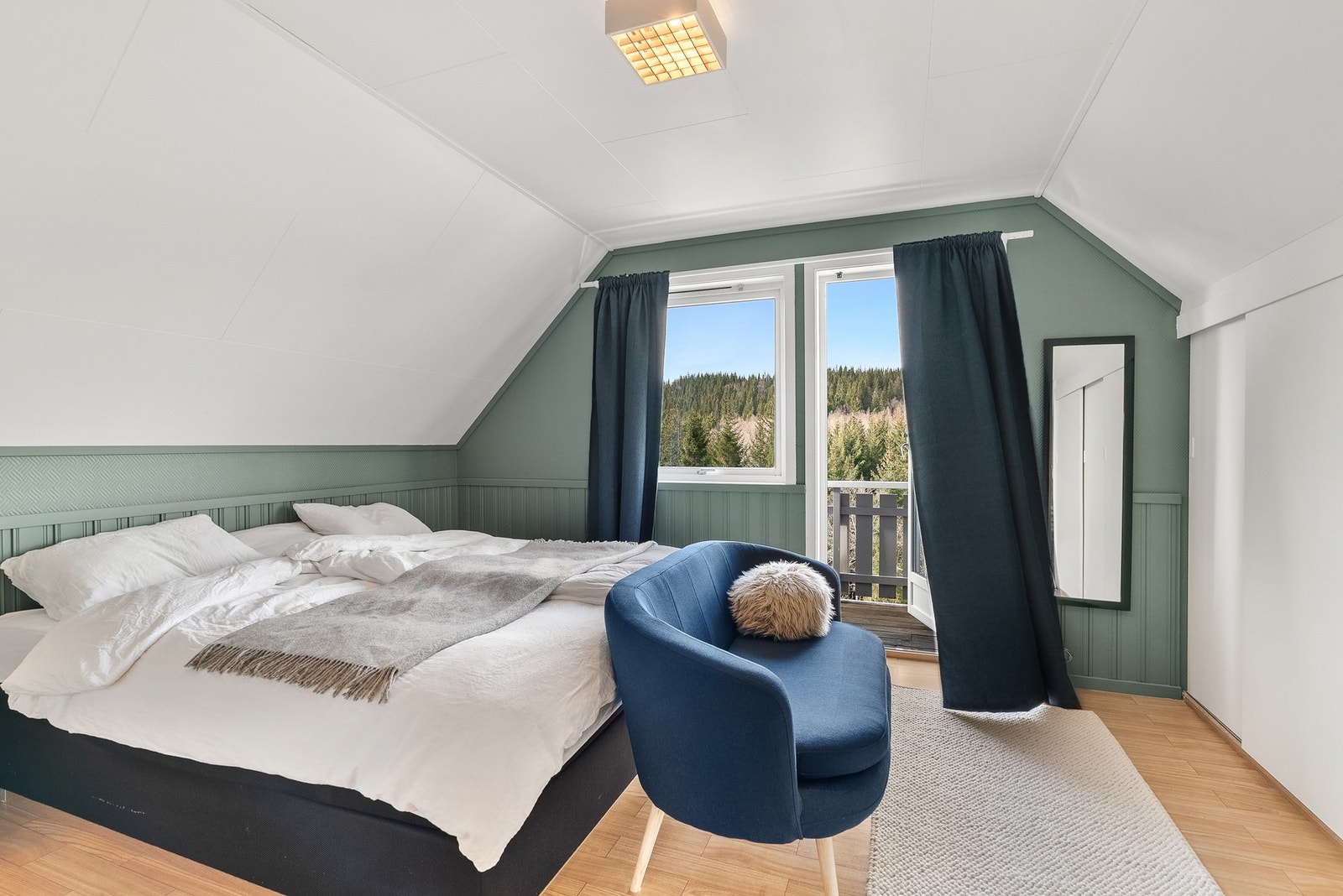 Hovedsoverommet i andre etasje har god plass og utgang til en egen lufteveranda. Galleribilde