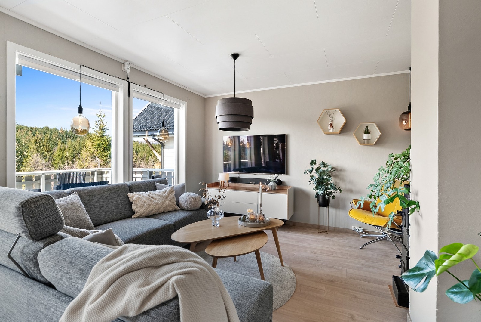 Verandadøren i tre ble skiftet i 2019 og slipper inn rikelig med dagslys. Galleribilde