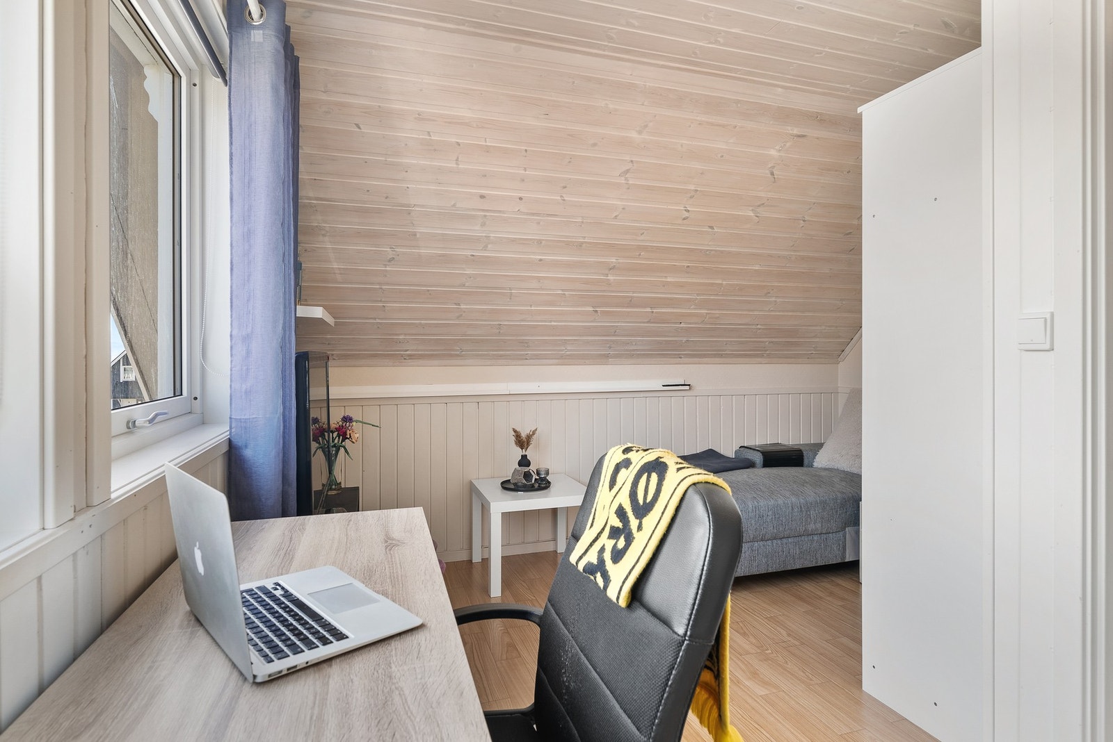 Det andre soverommet i etasjen har lasert trepanel i himlingen og egner seg godt som kontor eller barnerom. Galleribilde