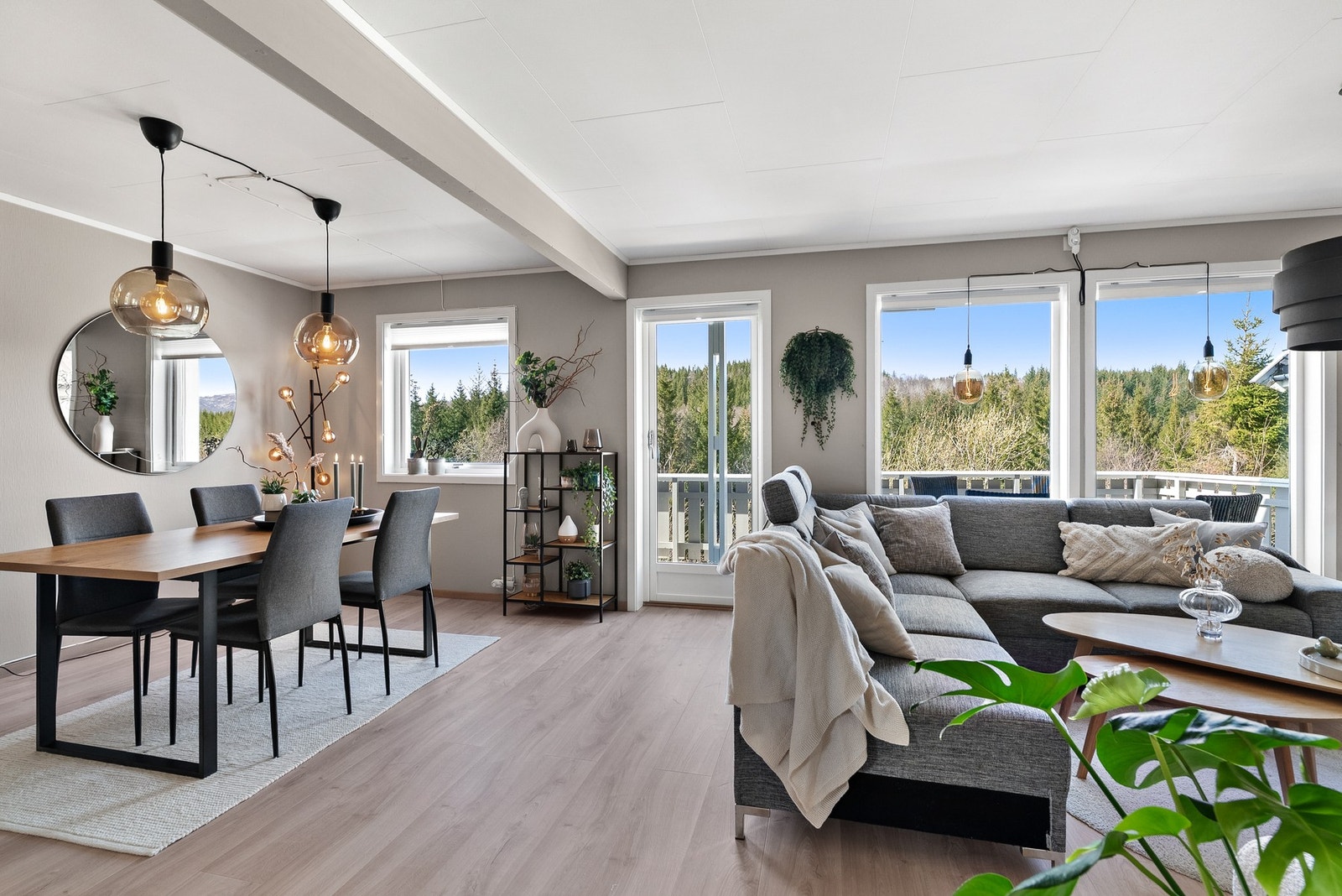 Stuen er romslig og har plass til både en stor sofagruppe og en egen spisesone. Galleribilde