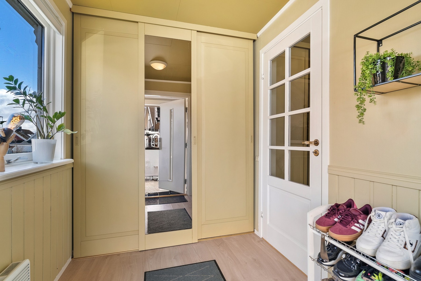 Skyvedørsgarderobe i entréen gir god plass til oppbevaring av yttertøy. Galleribilde