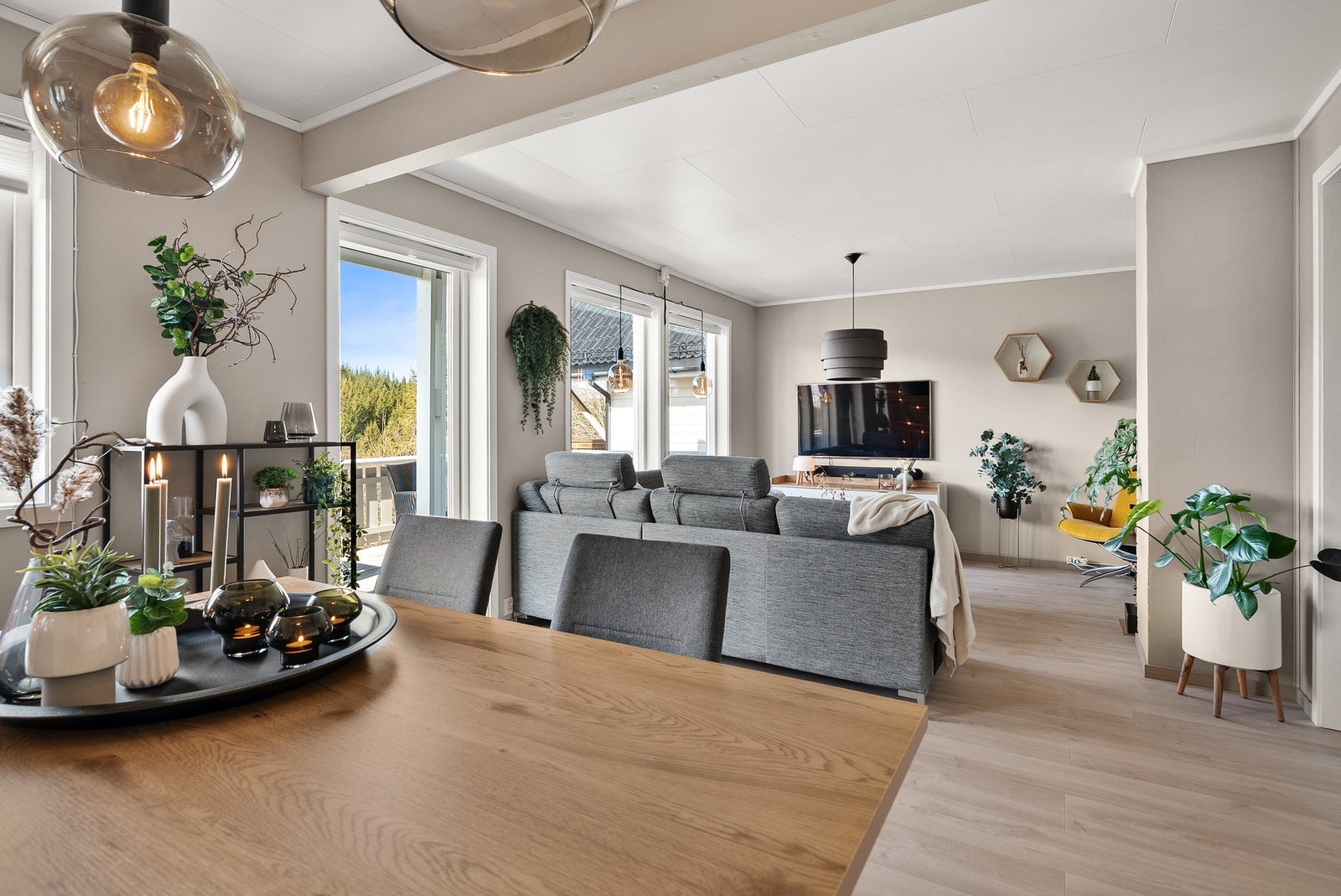 Fra stuen er det direkte utgang til en nordvendt veranda på 22 m². Galleribilde