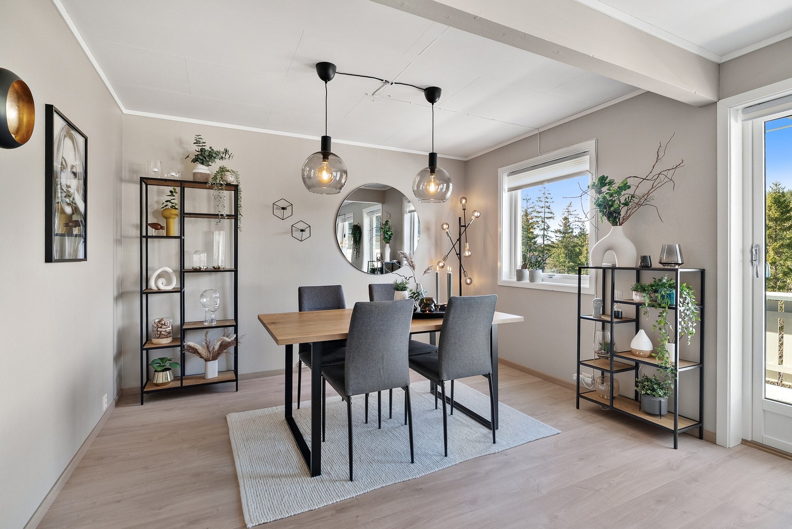 En naturlig plassering for spisestuen, med plass til å samle familie og venner. Galleribilde