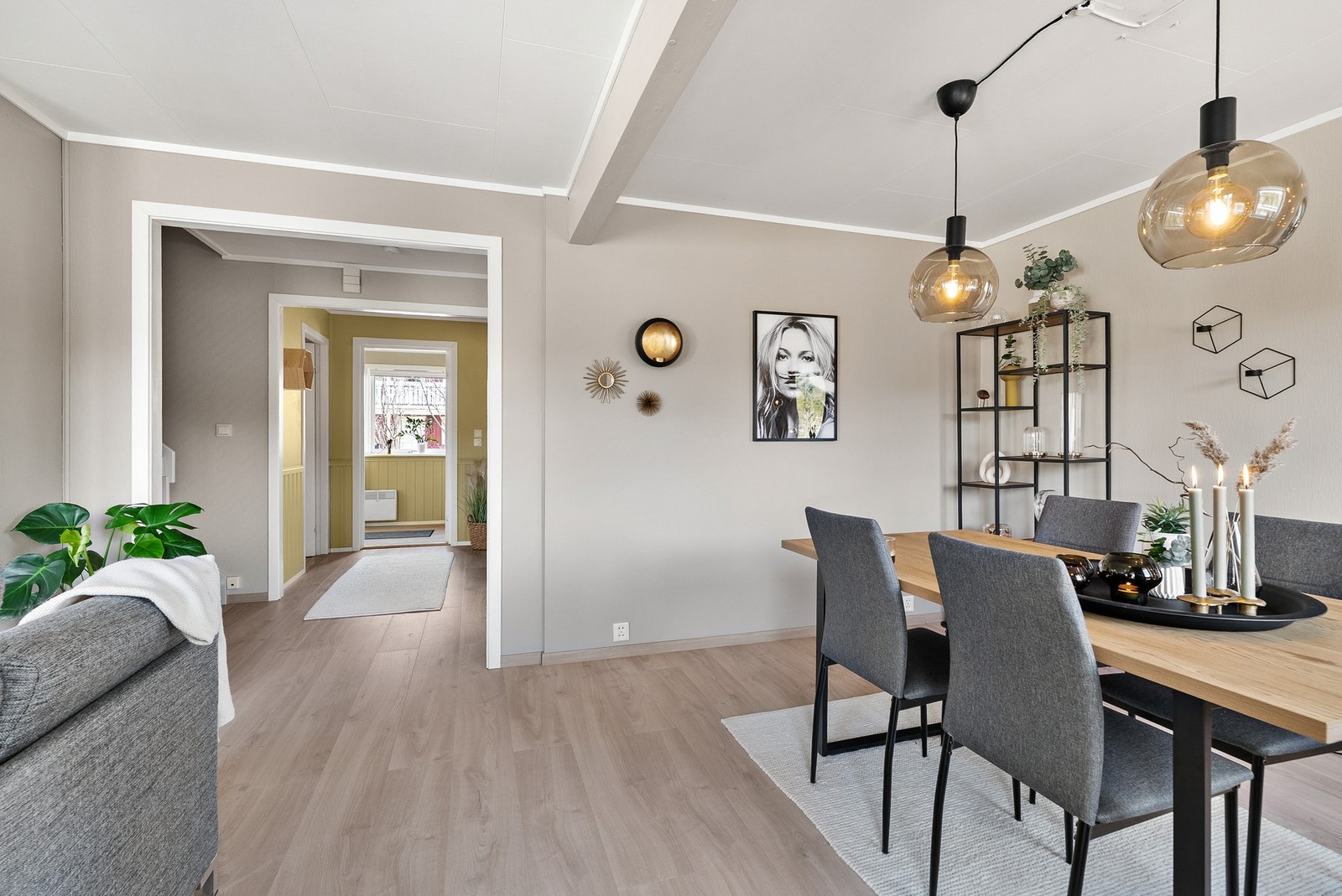 Fra stuen er det enkel adkomst videre til entré og trappegangen til de andre etasjene. Galleribilde