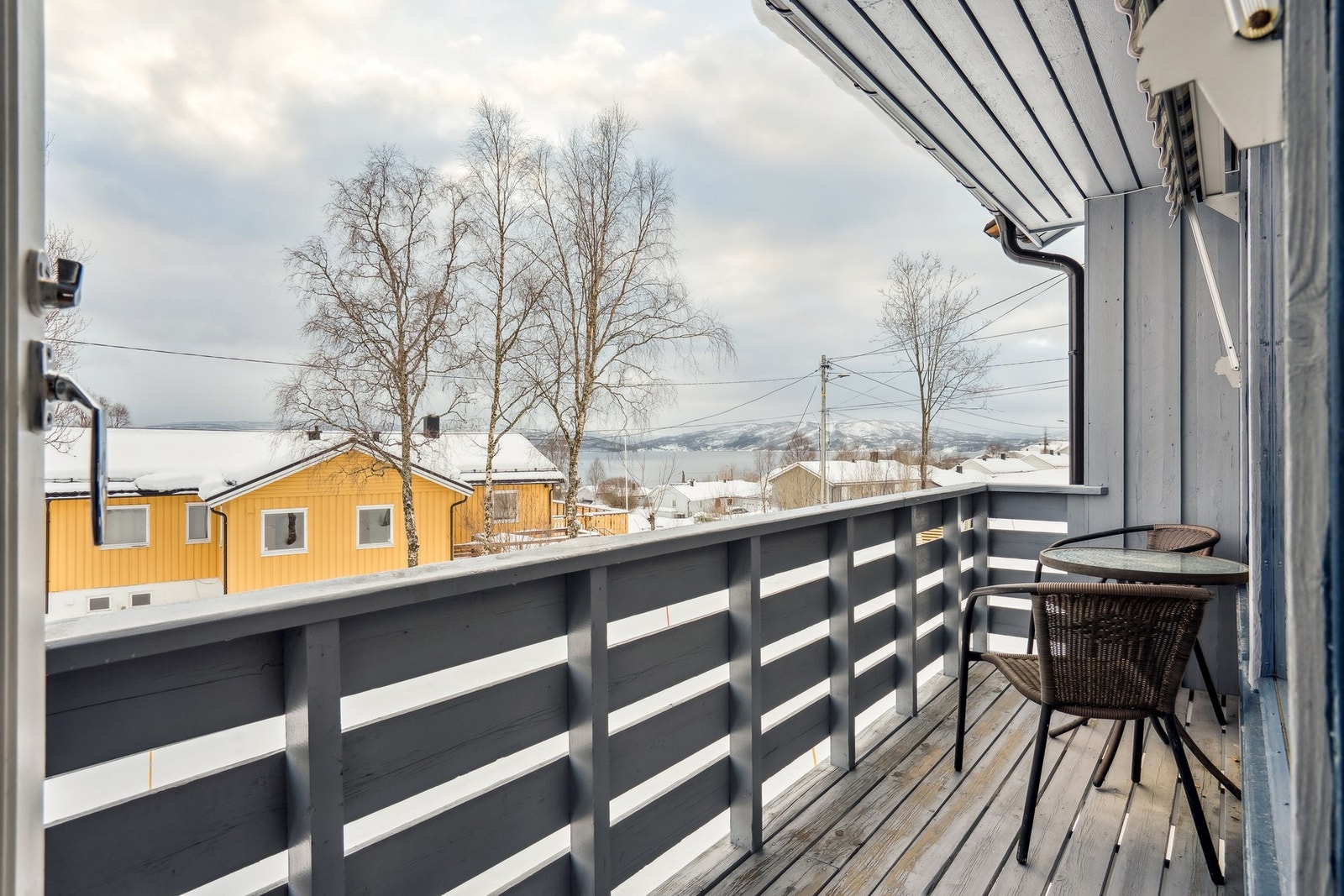 Fra balkongen er det utsikt over Finnfjorden. Her er det plass til en sittegruppe for å nyte omgivelsene. Galleribilde