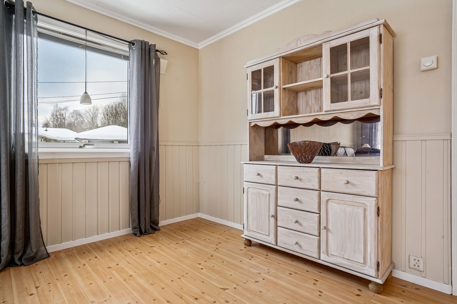 Overflatene består av belegg på gulv og en kombinasjon av malt strie og panel på veggene. Galleribilde