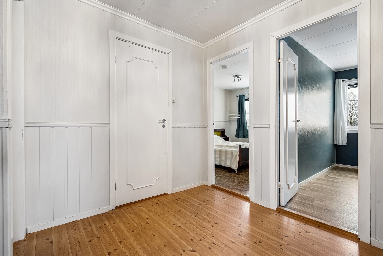Fra gangen er det inngang til soverommene, som er praktisk samlet i en egen del av leiligheten. Galleribilde