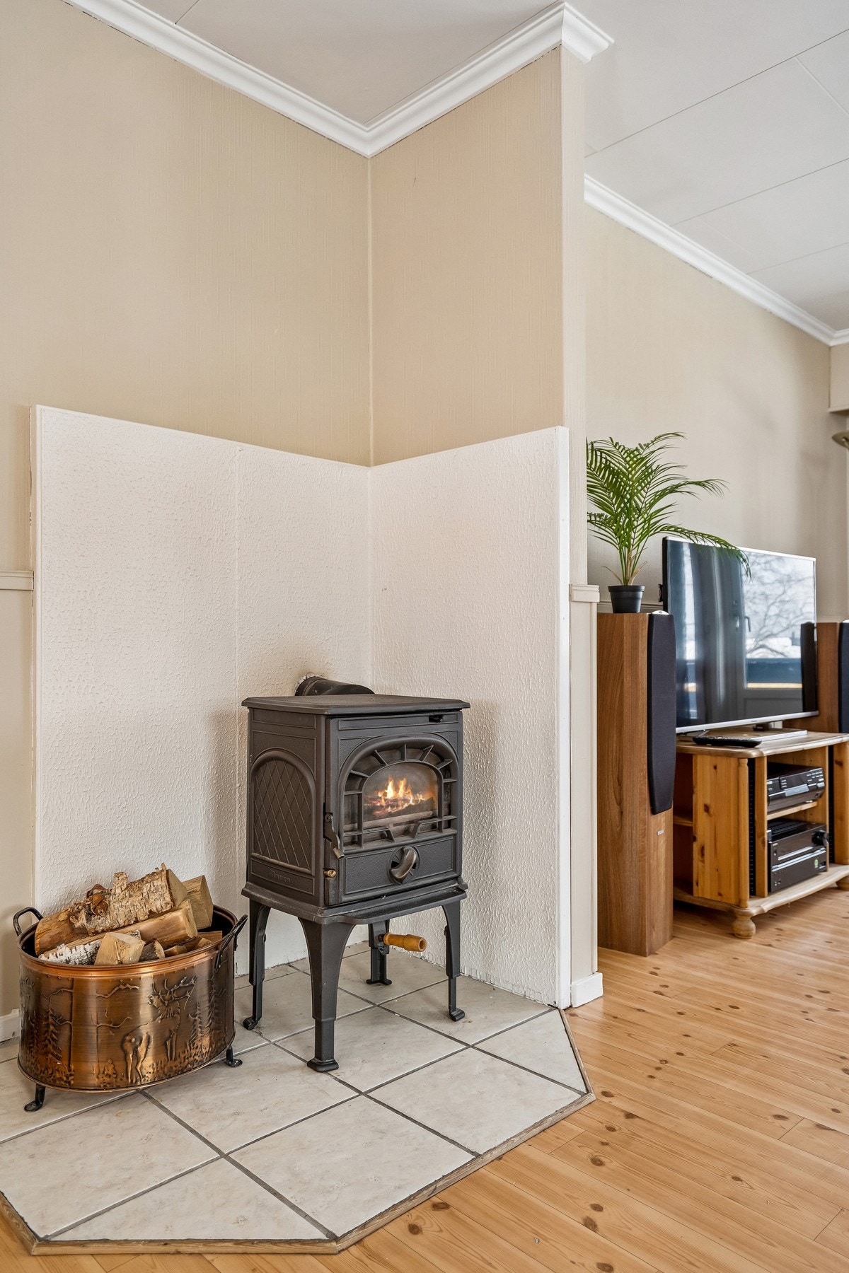Vedovnen er et sentralt element i stuen, og gir både varme og hygge. Galleribilde