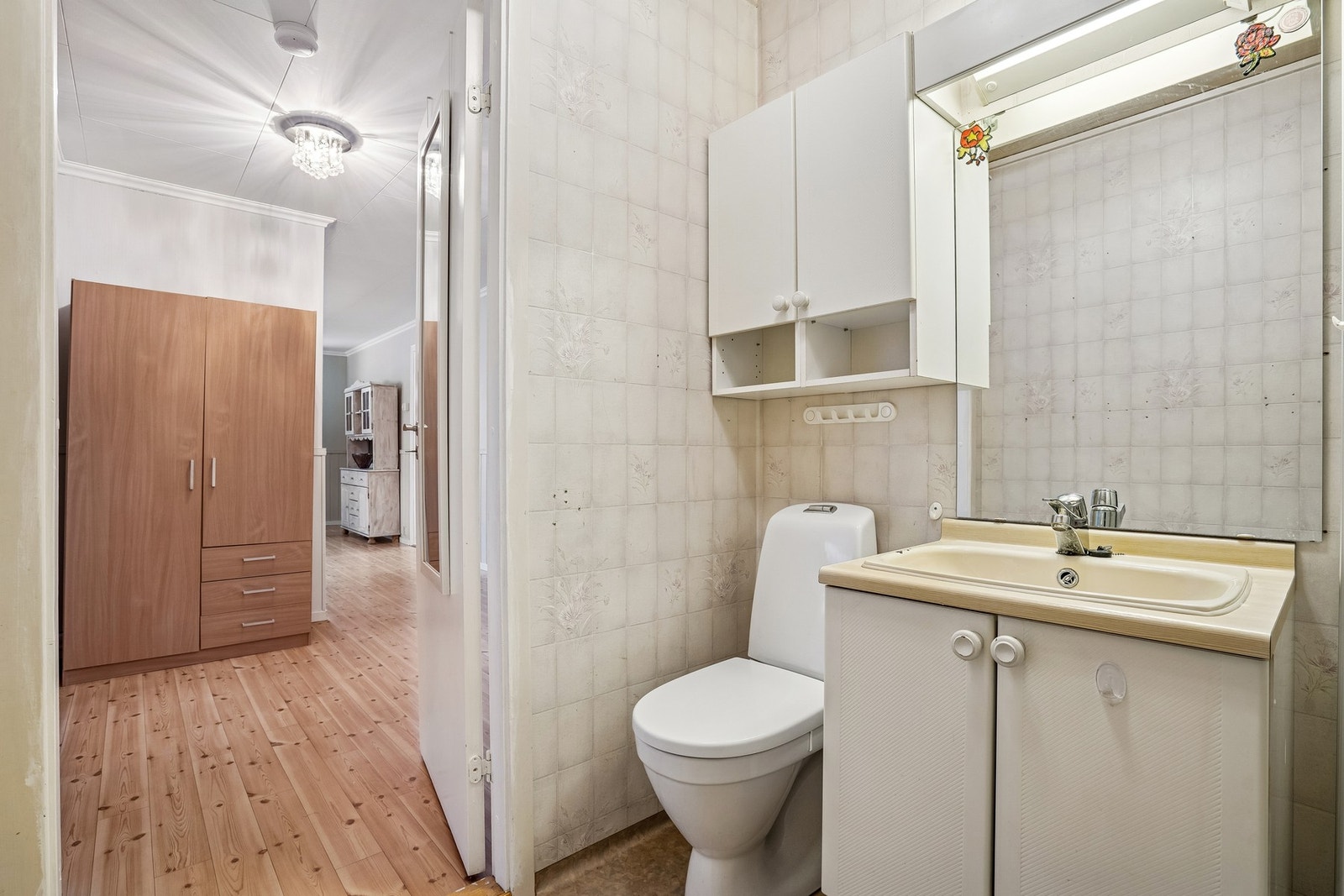 Badet er fra byggeåret og er utstyrt med toalett og servant. Galleribilde