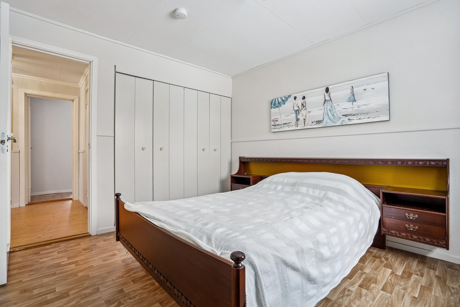Hovedsoverommet har plass til dobbeltseng og er utstyrt med garderobeskap. Galleribilde