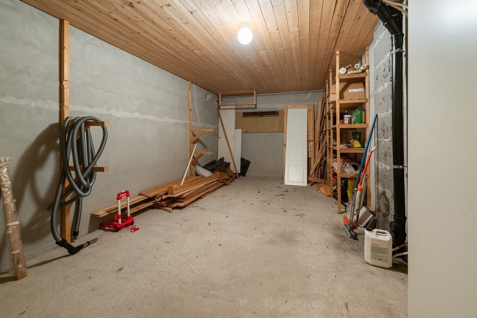 Uinnredet rom i kjelleren. Dette er registrert som garderoberom. Galleribilde