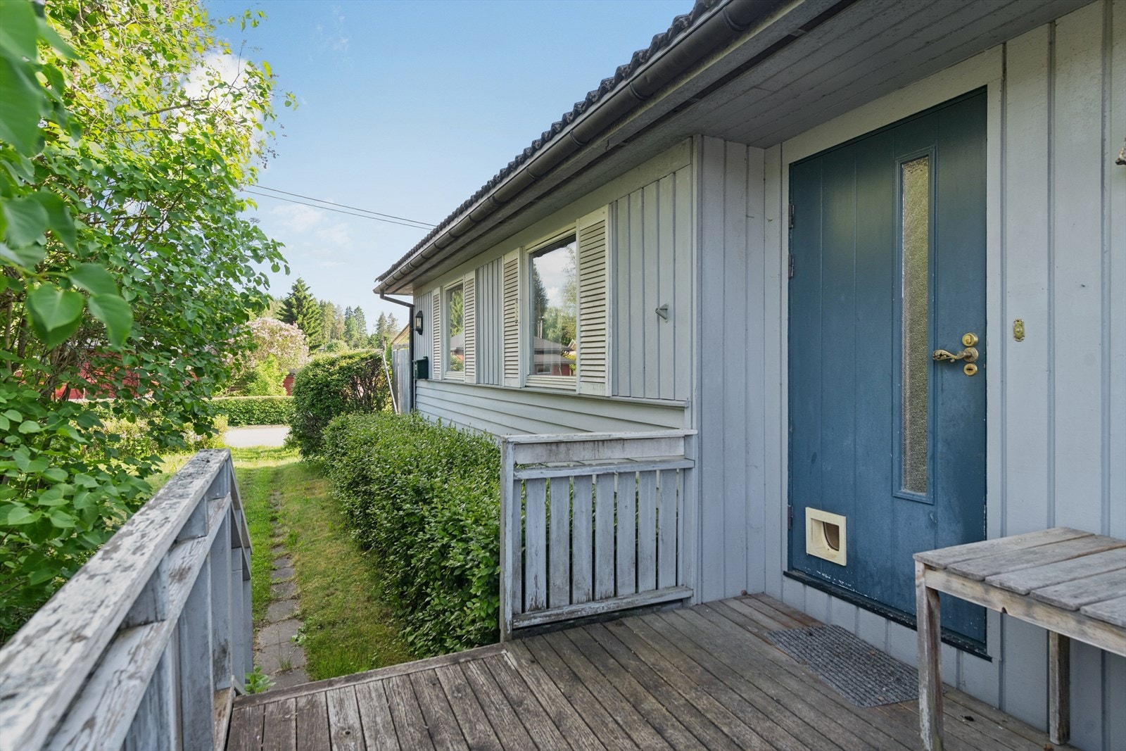 Inngangsparti med terrasse på østenden av boligen. Galleribilde