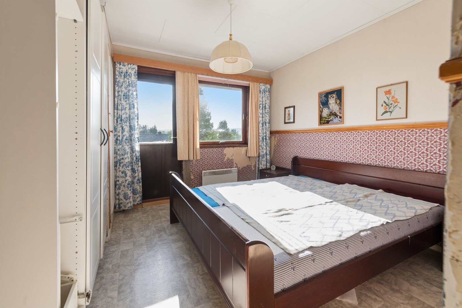 Hovedsoverom med eget kott/walk-in-garderobe, og utgang til veranda. Galleribilde