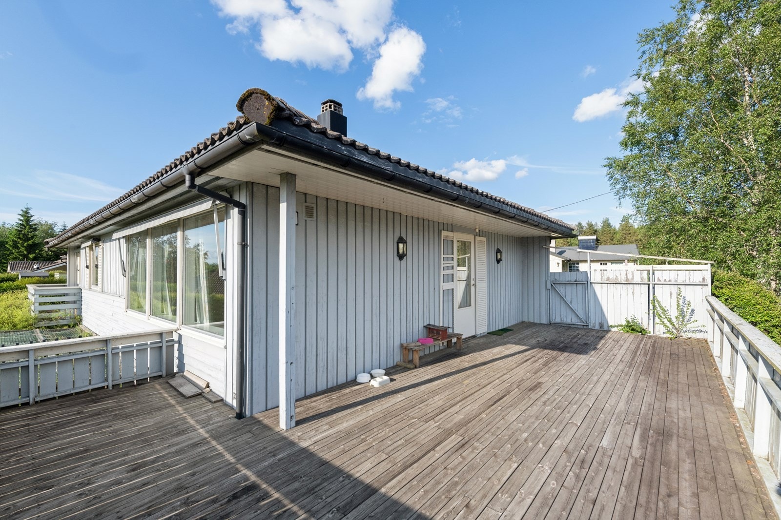 Stor stuterrasse på sør- og dels vestenden av boligen. Galleribilde