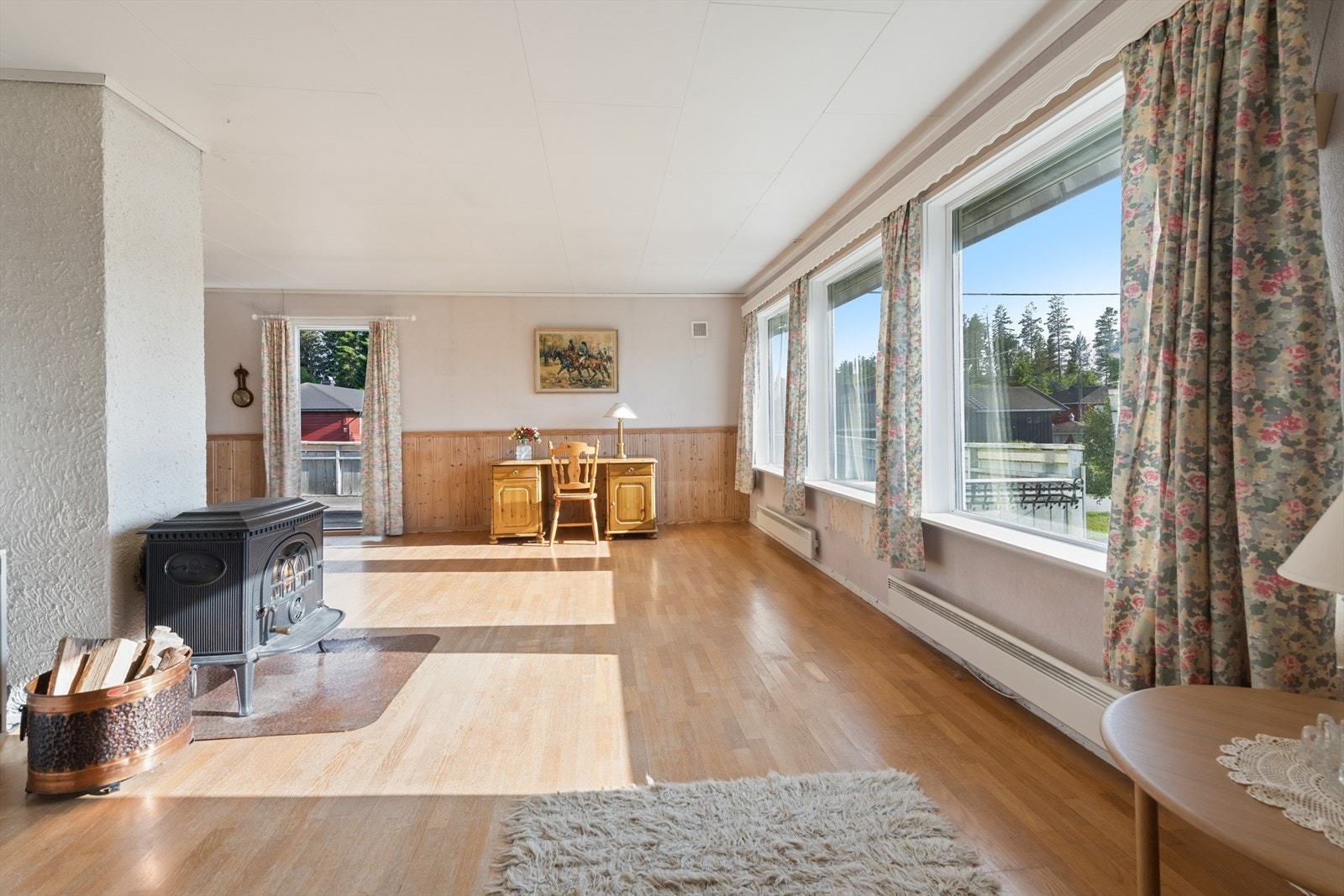 Mulighet for vedfyring i stuen. Galleribilde