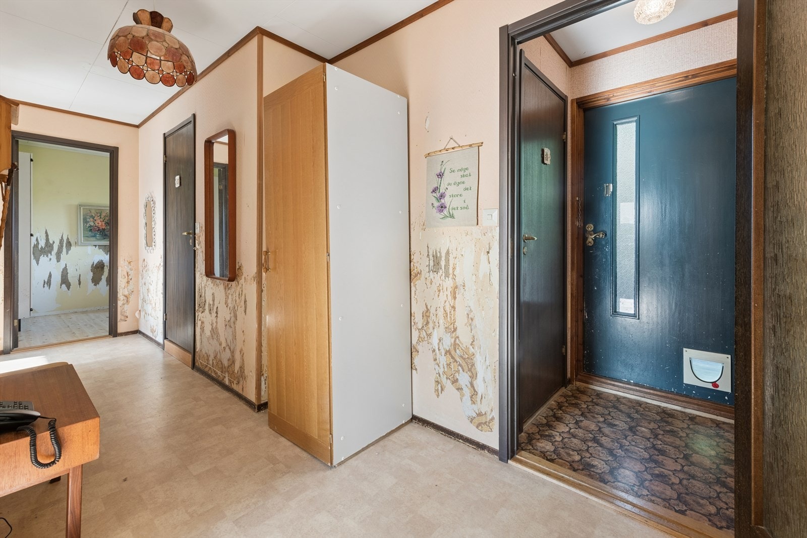 Entré og gang mellom soverommene og badet. Innenfor entreen er det separat toalettrom. Galleribilde