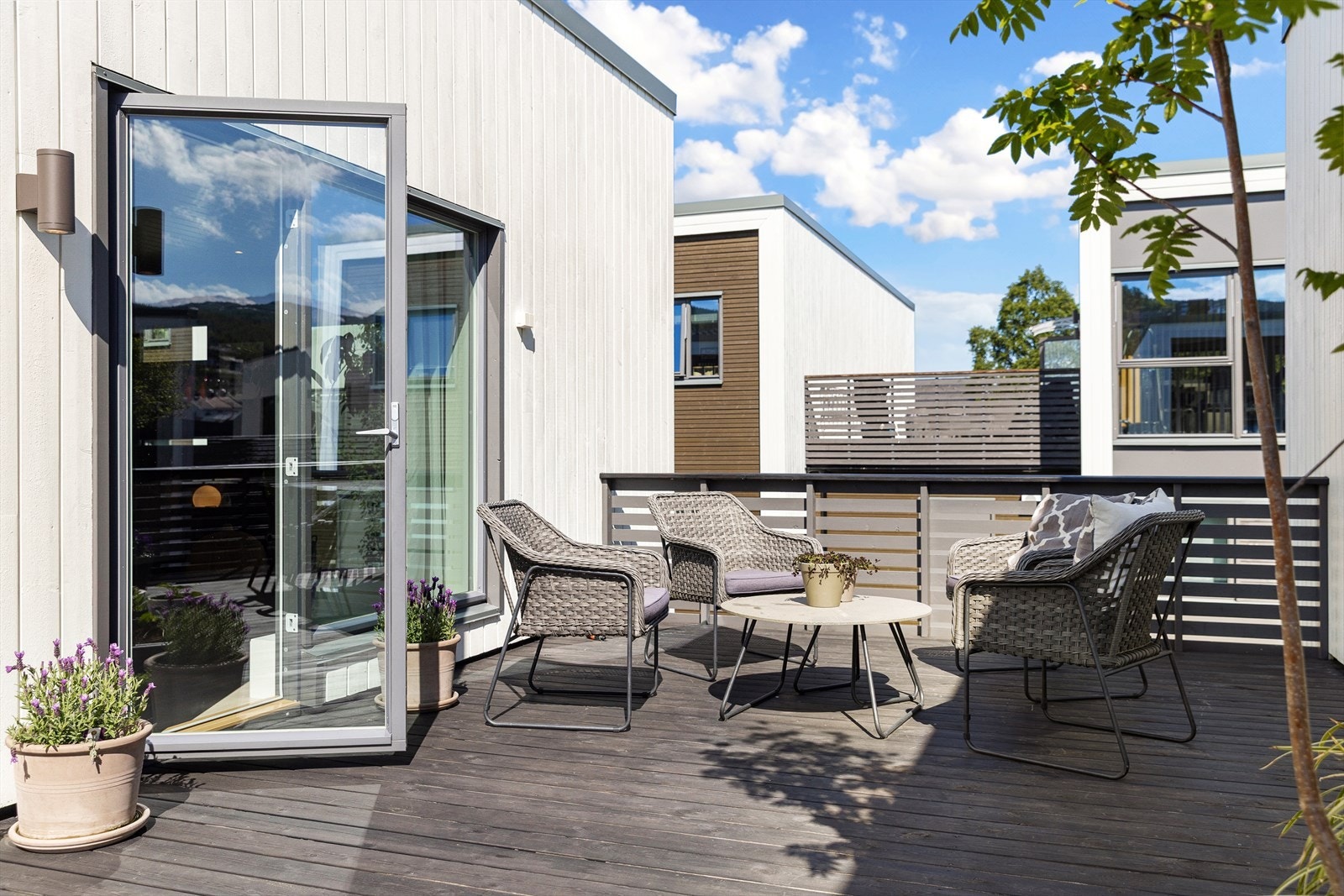 Store vindusflater gir rikelig med naturlig lysinnslipp, og balkongdør gir direkte adkomst til uteplassen over carporten. Galleribilde