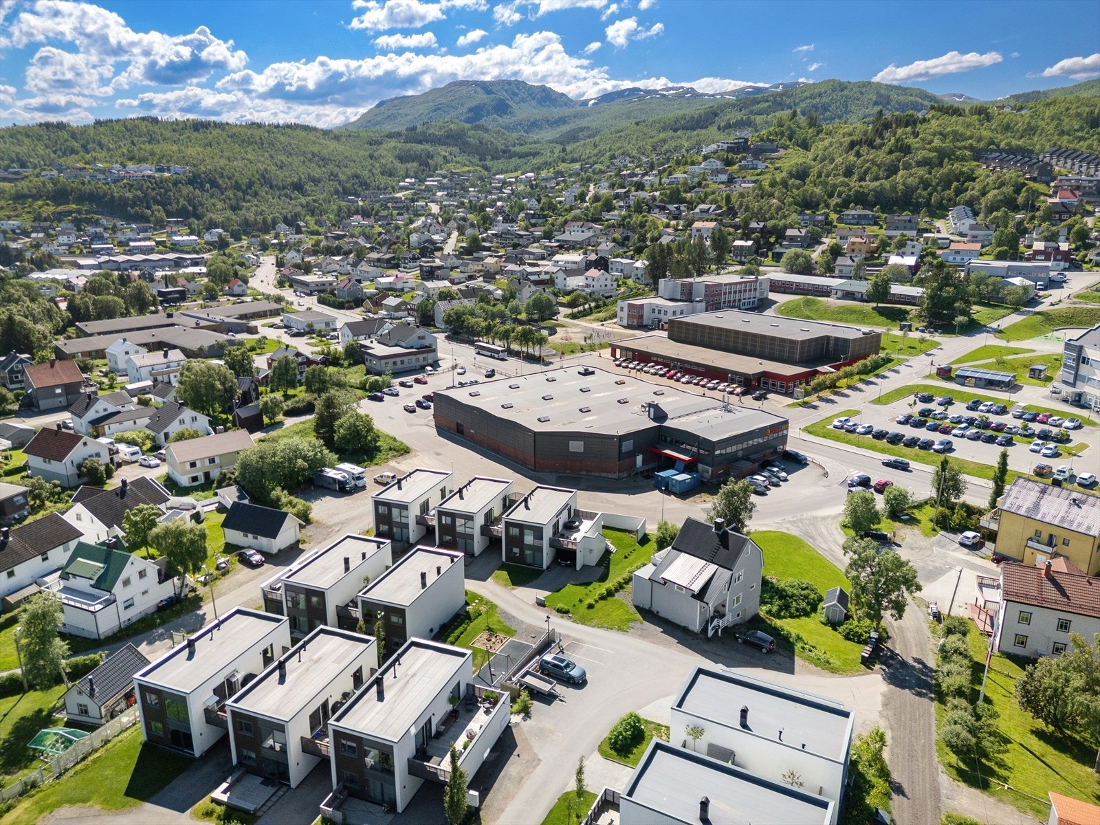 Den populære Folkeparken ligger i kort avstand fra boligen og byr på variert turterreng - nærmest som en egen bakgård . Dette er Harstads største og mest brukte friluftsområde, med alt fra rolige skogstier til brattere turer og utsiktstopper. Galleribilde