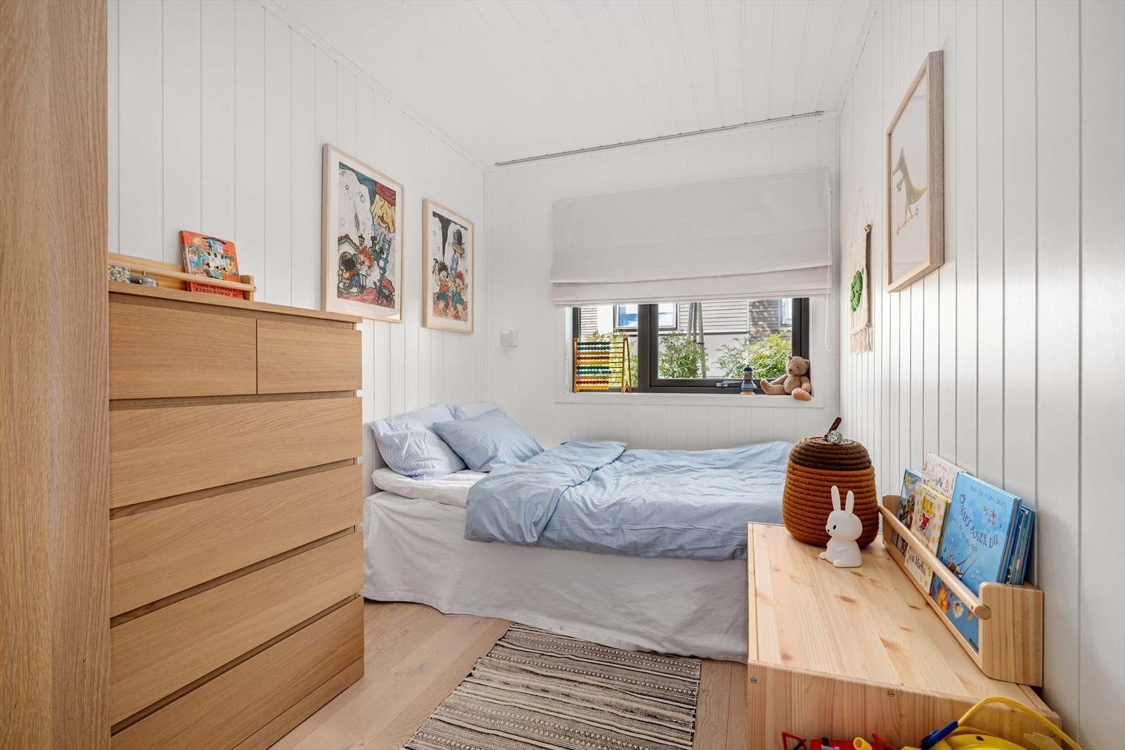 Rommene har god plass til seng og nødvendig møblement, og fremstår som praktiske og lett å innrede. Galleribilde