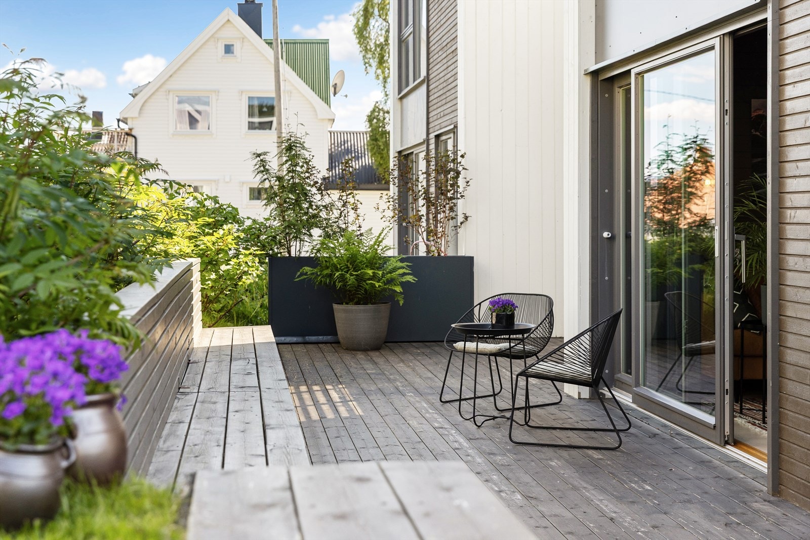 Eiendommen er pent beplantet for å skape en grønn og frodig ramme rundt uteplassene. Galleribilde