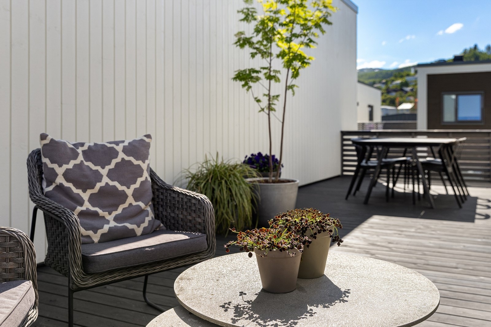Balkongen er en romslig og solrik uteplass med god plass til både sittegruppe og spisebord. Galleribilde