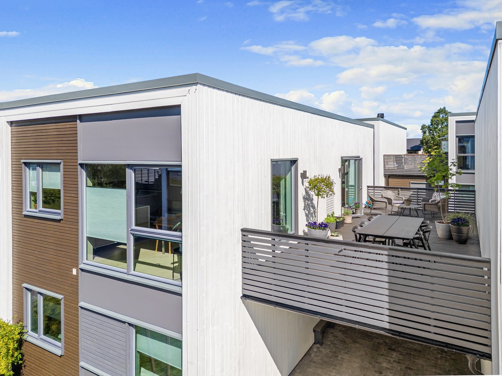 Moderne enebolig fra 2018 med en arealeffektiv planløsning over 2 plan og en praktisk carport med plass til 2 biler og bod i bakkant. Galleribilde