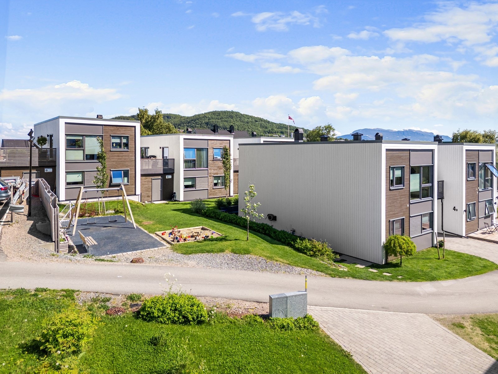 Eneboligen er tilknyttet Gartnerhagen Velforening, som består av totalt ti boliger. Velforeningen har en felles lekeplass og fire oppmerkede gjesteparkeringsplasser til disposisjon. Galleribilde