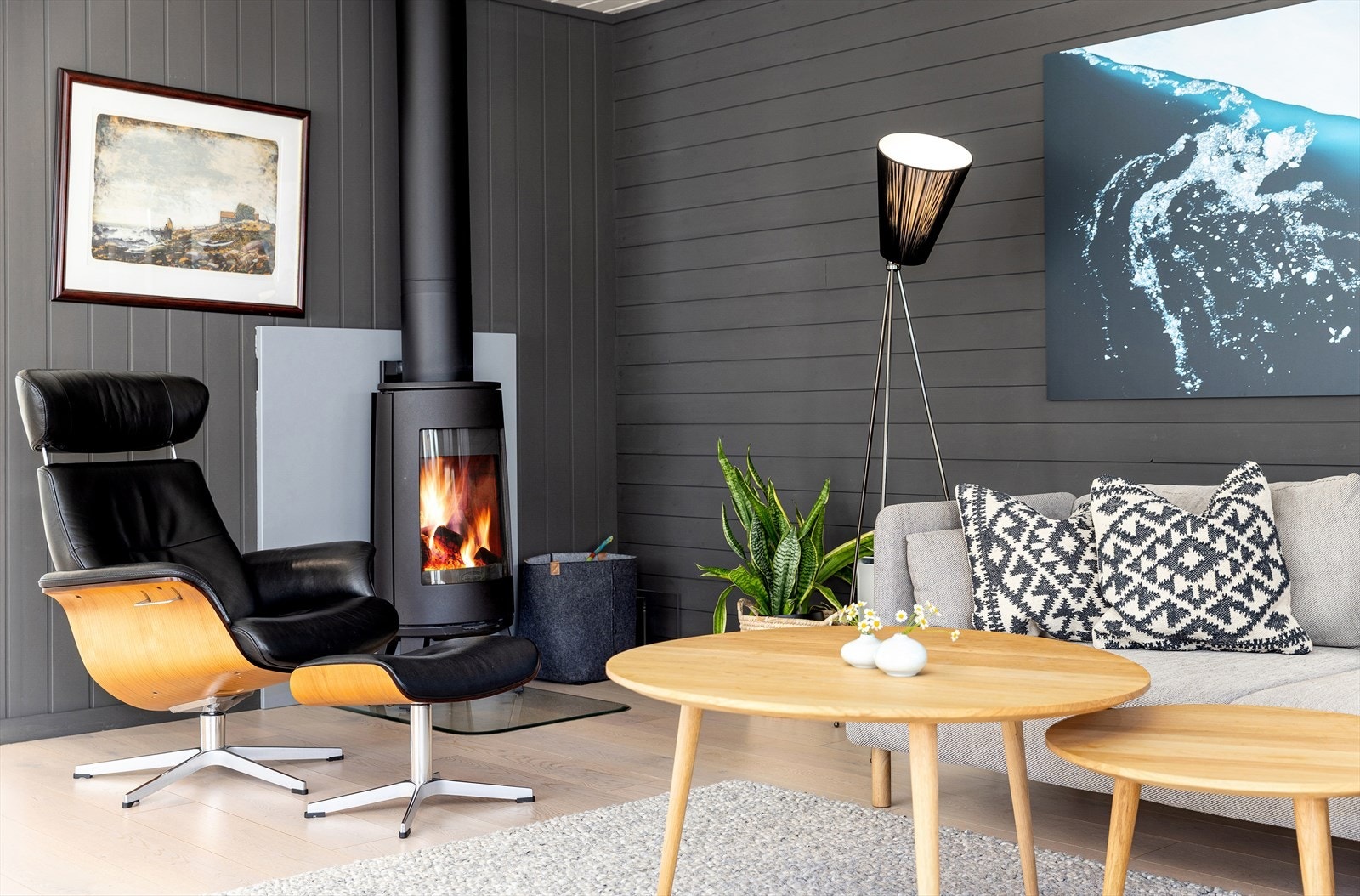 En moderne peisovn sørger for både behagelig varme og en lun, innbydende atmosfære i stuen. Galleribilde