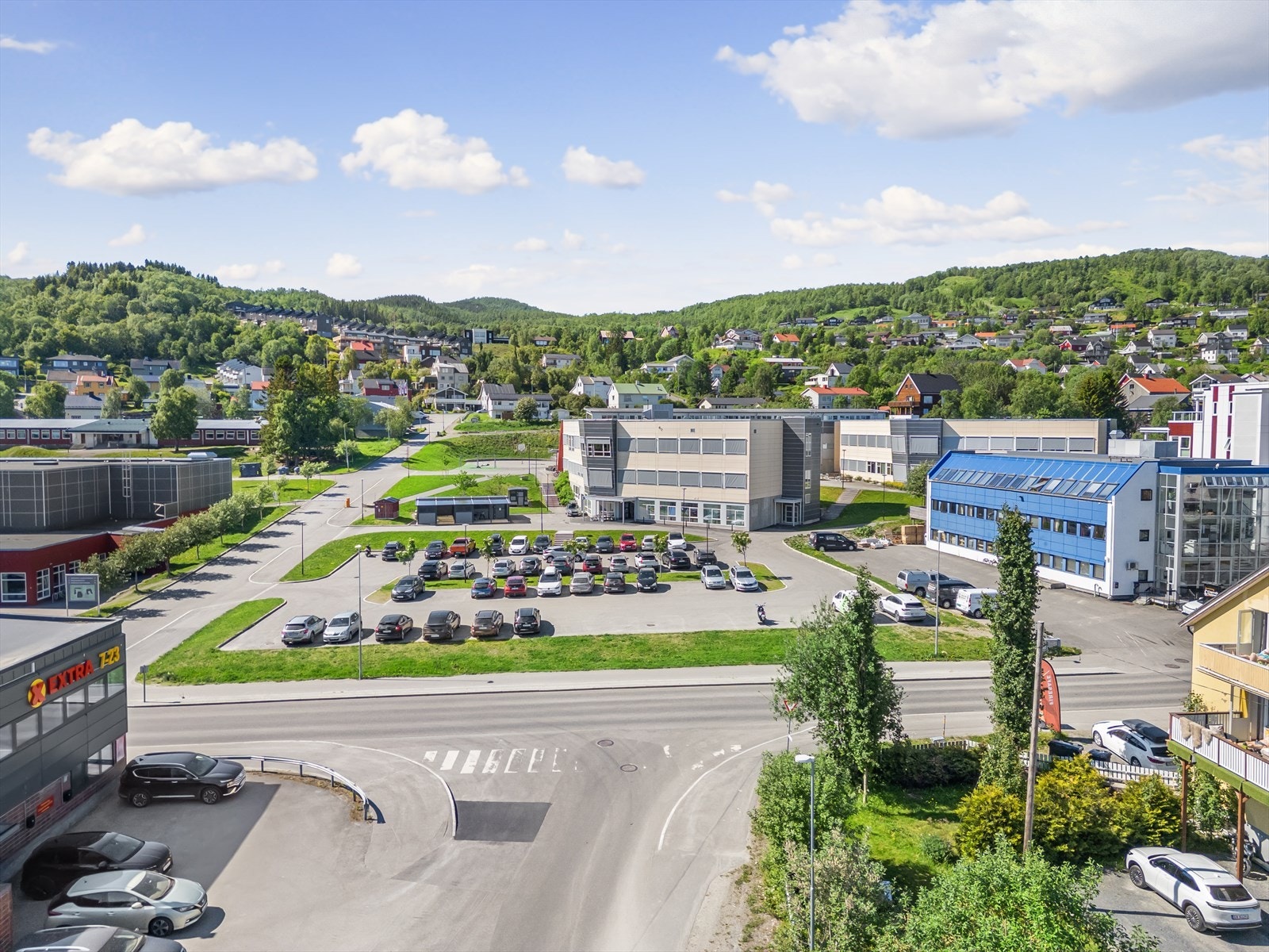 Boligen ligger attraktivt til på Seljestad, et etablert og sentralt boligområde i Harstad. Seljestad barne- og ungdomsskole ligger kun noen få minutters gange unna, og gir en trygg og enkel skolevei for barn i alle aldre. Galleribilde