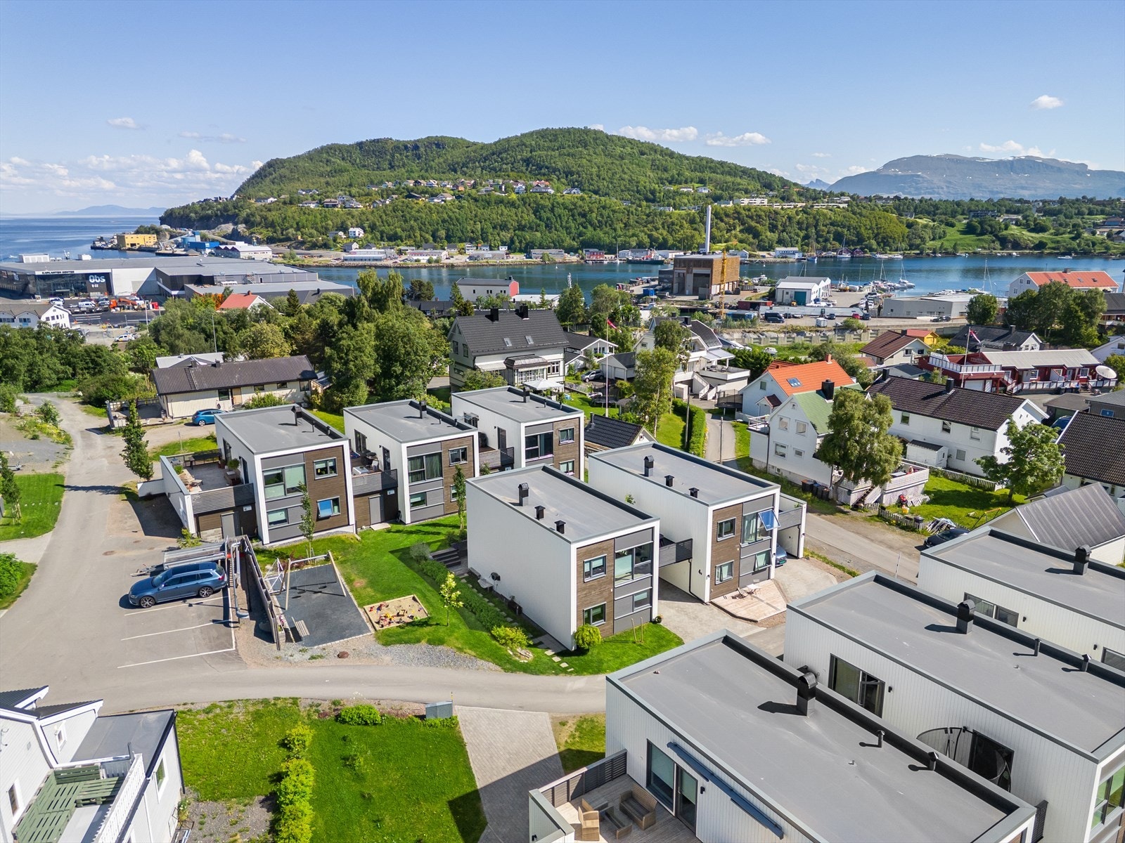 Boligen har en sentral og attraktiv beliggenhet på Seljestad, med nærhet til sjøen. For den som setter pris på sjø og båtliv, er det kort gangavstand til båthavnen. Treningssentre og idrettsanlegg, som blant annet Landsåshallen, er også lett tilgjengelig. Galleribilde