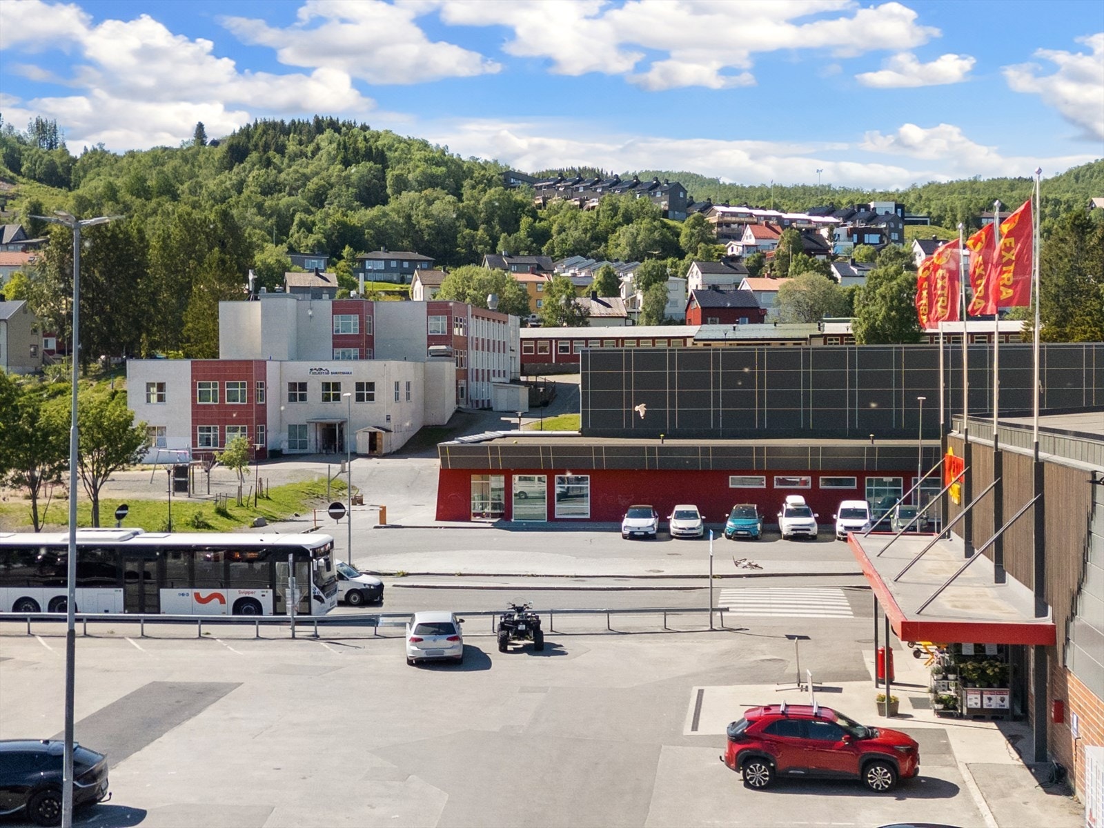 Nærmeste bussholdeplasser er Seljestad skole og Borggata ved RV83. Begge ligger ca 3 minutters gange unna. Samlet sett betjener disse to stoppene alle bybussruter, regionale bussruter og flybussruter i Harstad by. Til flyplassen er det ca. 41 min med bil. Galleribilde